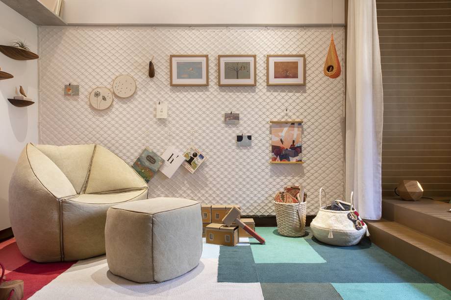 Quarto da Criança - Mariana Hetem e Pedro Code. Com 22 m², o ambiente é caracterizado por tons neutros que fazem referência à fauna brasileira, incorporando peças de designers nacionais. A principal inspiração do projeto são as lembranças da infância dos próprios profissionais, que criaram um quarto nada tecnológico e mais criativo que os convencionais. A marcenaria se destaca nas prateleiras e na estrutura da cama.