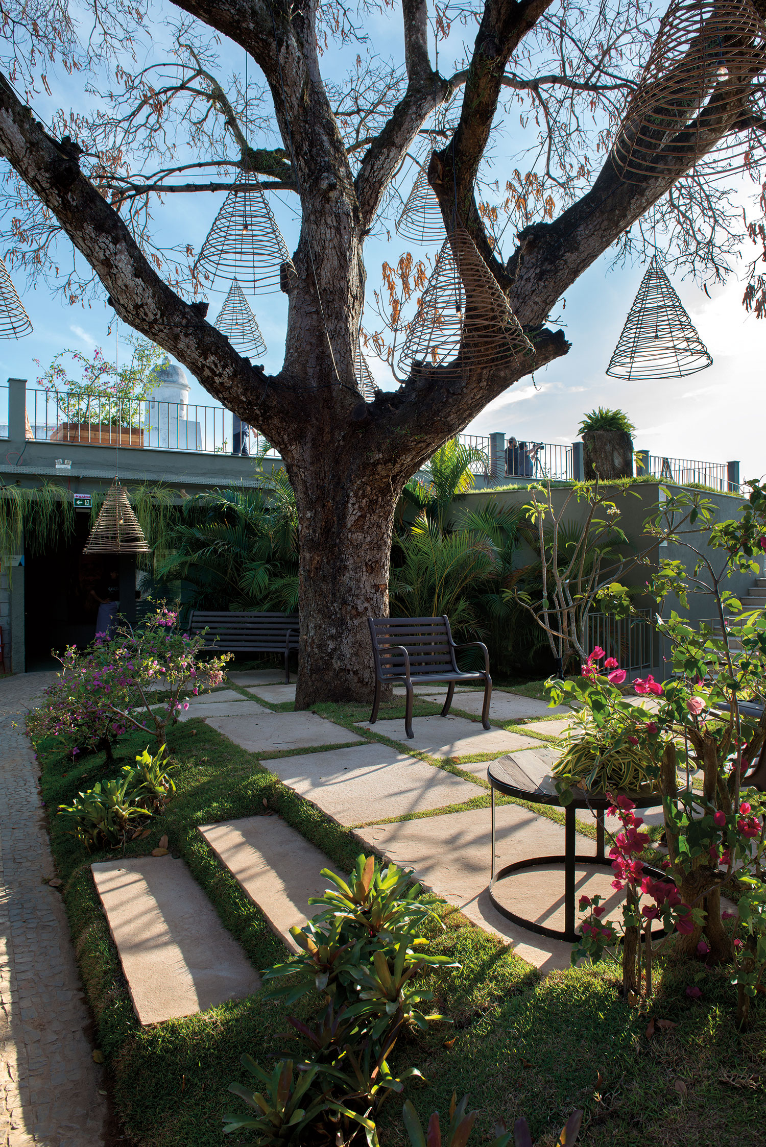 Jardim do Sapotizeiro - Joilson Barbosa e Tânia Facchinetti. Para utilizar o jardim em sua plenitude, a dupla criou um espaço para contemplação e relax. Além das plantas, foram incorporados dois decks em desníveis, sendo um para apreciar o horizonte e outro que convida a ler e descansar. A sombra dos galhos do sapotizeiro cria um clima de descanso sob a proteção da natureza.