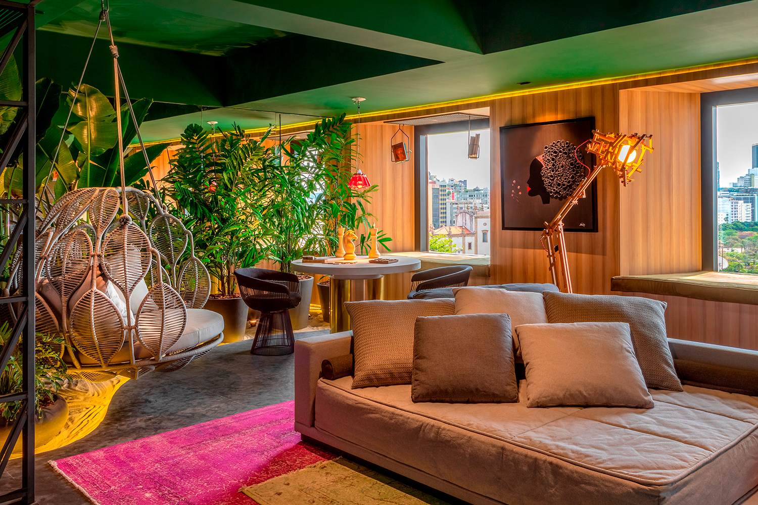 Na Sala de Descompressão, assinada por Carla Napolião, Aurora Grei e Andrea Eiraspor, a atmosfera é tropical. Esse ambiente é um contraponto á ausência de verde nas cidades e se propõe a criar uma floresta indoors.