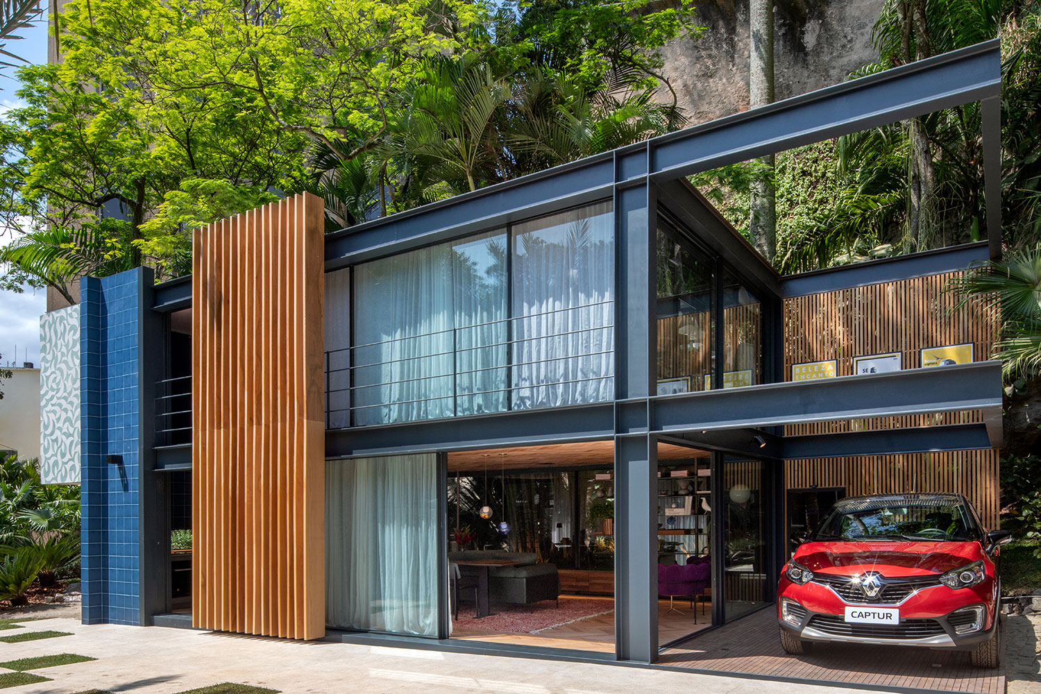 Rio de Janeiro 2018. Loft Renault - InTown Arquitetura. Assinado por Alexandre Gedeon e Hugo Schwartz, a sustentabilidade foi uma prioridade: o dúplex é itinerante, ou seja, pode ser transportado pronto para montar, o que gera menos resíduos. Além disso, grandes painéis oferecem ventilação cruzada que, junto de impermeabilização reflexiva na laje, reduzem a absorção de calor em até 90%.