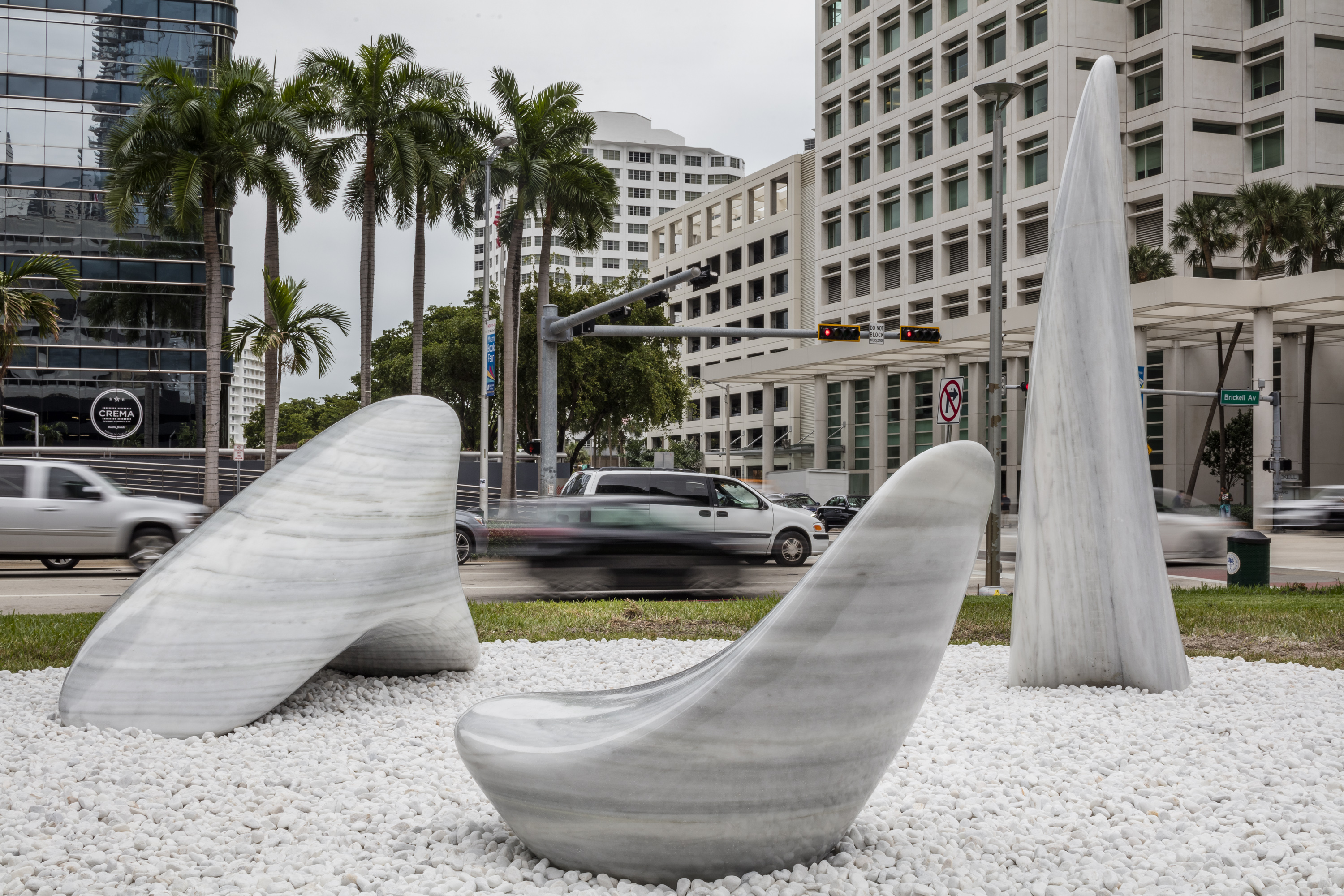 Speedforms in the Garden - Paolo Pininfarina. As esculturas, os assentos e o bar deste jardim parecem ter sido esculpidos pelo vento, em vez de meticulosamente planejados em um computador. A Pininfarina, o estúdio por trás de carros clássicos como a Ferrari Cisitalia, fez uma parceria com a Cosentino para criar as peças, que foram esculpidas em mármore por máquinas. Nas margens do jardim, esculturas orgânicas semelhantes a ovos fazem referência a formas naturais; no centro, encontra-se o balcão funcional, no qual os refrescos serão servidos e itens de design exibidos.