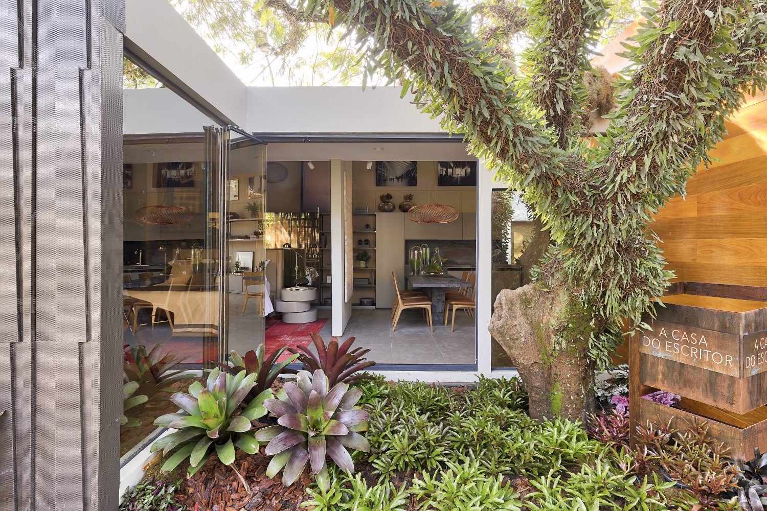 A Casa do Escritor - Jóia Bergamo, na CASACOR São Paulo 2018. Pensando na sustentabilidade e no tempo de execução do projeto, a profissional optou por utilizar o Steel Frame, com fechamento de placas cimentício - que ainda garantem isolamento térmico e acústico. A construção da casa foi rápida, seca e gerou poucos resíduos. Após a desmontagem da mostra, todo material de aço foi reaproveitado e direcionado a outras obras.