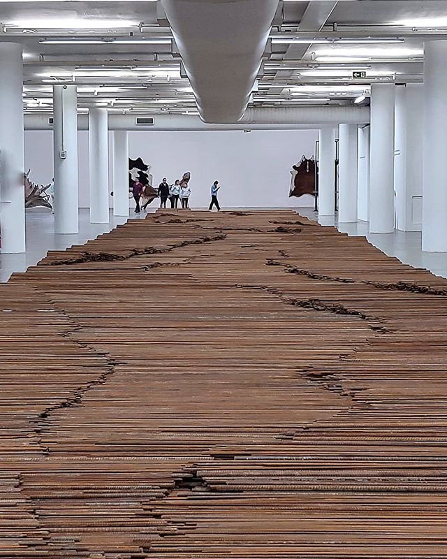 Exposição Raíz do artista comtemporaneo chinês Aí Weiwei, na Oca do Ibirapuera. Engajado, o artista usou nesta obra os vergalhões de uma escola destruída por um terremoto que matou mais de 5 mil criancas.