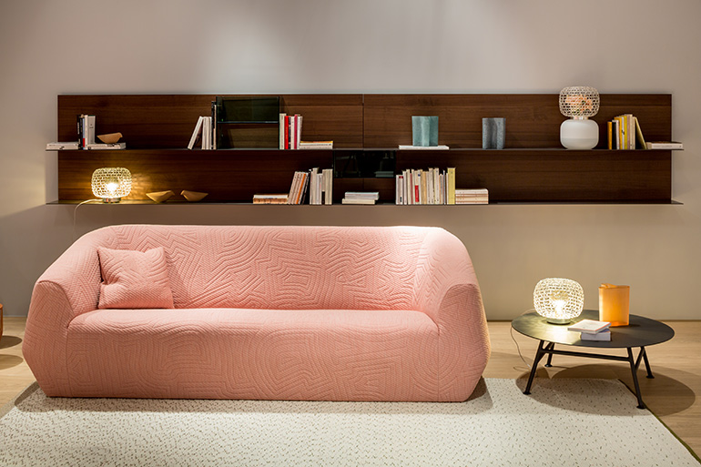 A marca Ligne Roset abraçou as cores quentes e revelou várias novas peças, incluindo a <em>Astaire</em> desenhada pelo renomado artista plástico Pierre Charpin, e o <em>Clam</em> de tons ocre. Na foto, o ultra-confortável sofá <em>Uncover</em> apresenta contornos gráficos com tecidos provenientes de roupas.