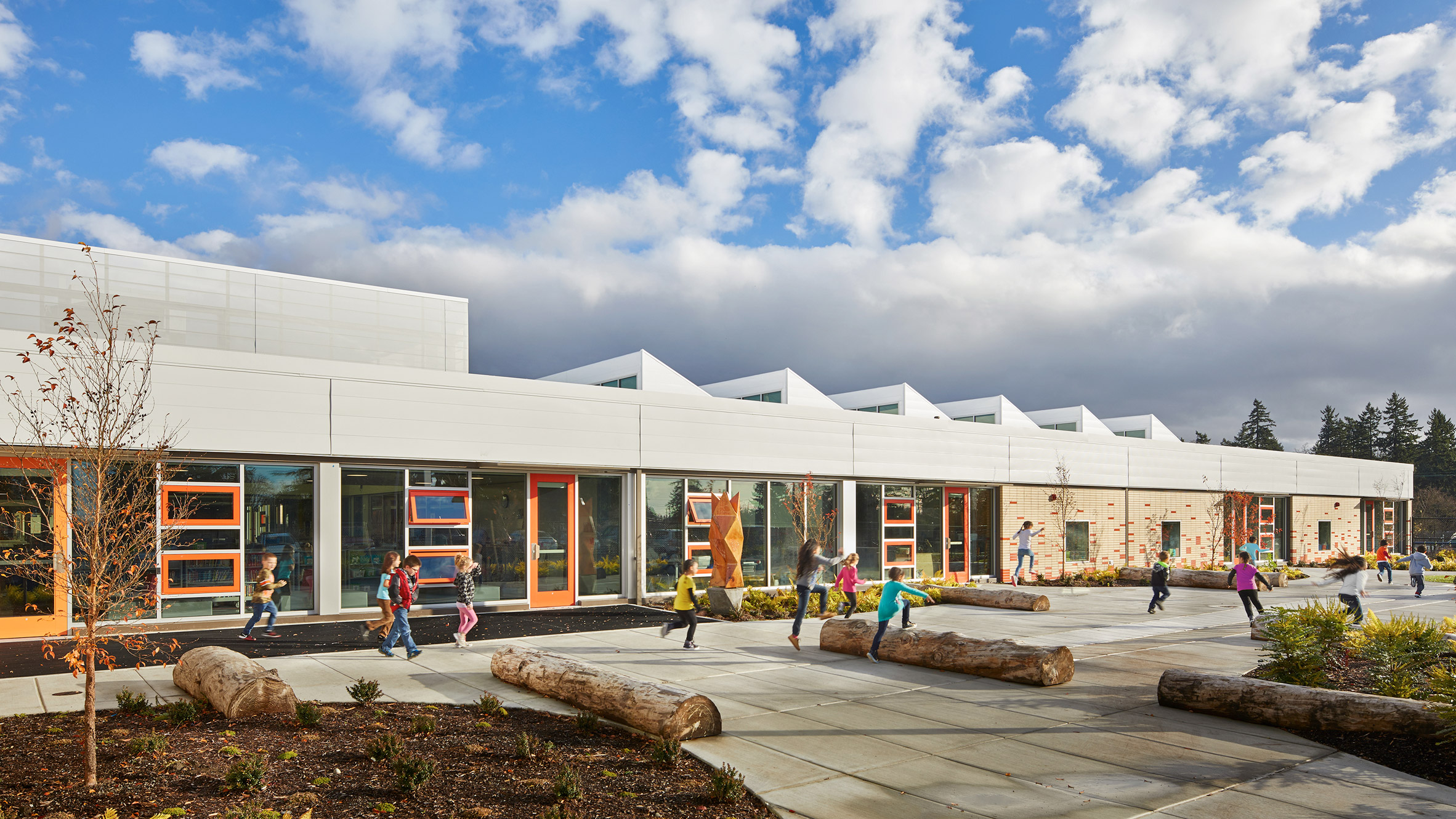 <strong>Escola Primária de Arlington</strong>; Tacoma, Washington, por Mahlum Architects. Um dos princípios centrais do projeto era apoiar a relação entre a aprendizagem interna e externa. Uma área de recreação coberta, que funciona como um teatro ao ar livre, permite os alunos sairem, mesmo em condições climáticas precárias, e os lençóis freáticos promovem explorações precoces da dinâmica dos fluidos.