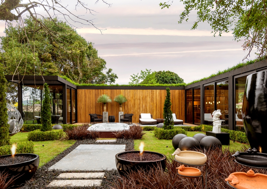 CASACOR Santa Catarina Florianópolis 2018: The Garden Loft por Rose Campos Martorano, Allan Chierighini e Fábio Silva. Praticidade e conforto, sem deixar de lado a beleza da decoração, resumem o The Garden Loft. Viver bem, receber os amigos com aconchego. A proposta é para um morador que aprecia vinhos, obras de arte, golfe, alta velocidade e gastronomia. Viaja pelo mundo com frequência e aprecia diferentes estilos e histórias de vida. O visual é cosmopolita e um tanto minimalista. A Cozinha Gourmet abre-se para o Lounge, trazendo amplitude. O Living é recheado de arte. Poucas divisórias inspiram modernidade.