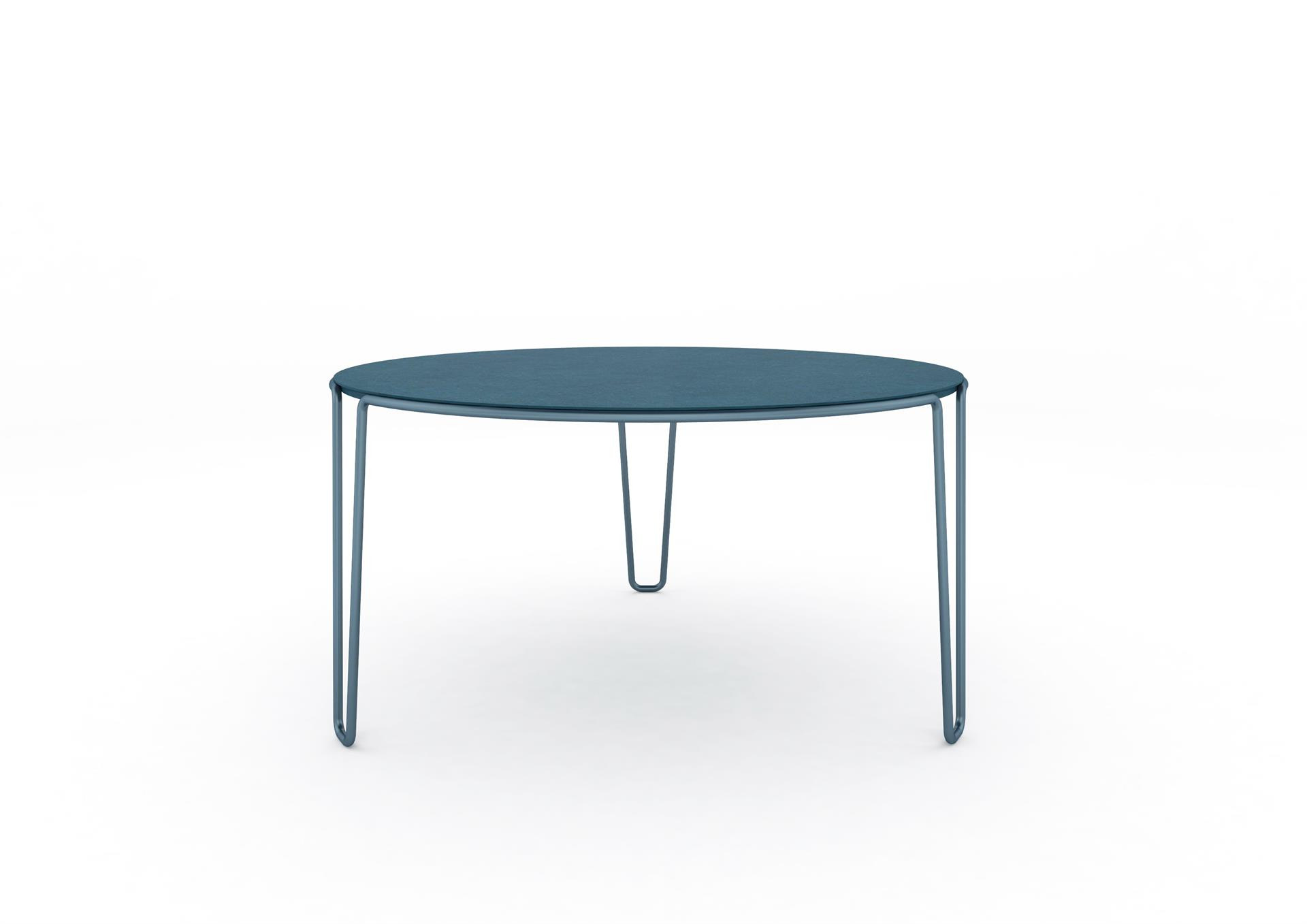 A Baleri Italia apresenta uma nova família de mesas projetada por Baldessari and Baldessari, um produto que combina design e versatilidade. Projetada para atender às diferentes necessidades dos ambientes contemporâneos, tanto de vida como de escritório, a mesa é formada por uma linha contínua, composta por um tubo de metal de seção circular, que "desdobra" e desenha a estrutura da peça; um "fio de Ariadne", sem interrupção, que na perna é estendido e abre em forma de "V".