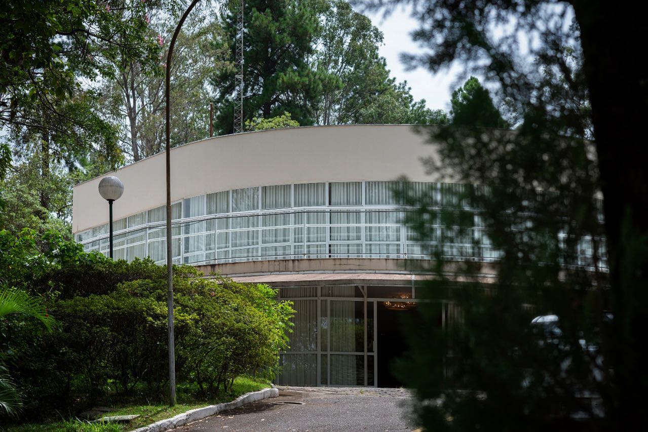 CASACOR Minas Gerais 2019. A franquia comemorou sua 25ª edição em alto estilo. A mostra acontecereu no Palácio das Mangabeiras, a residência oficial dos governadores do estado, inaugurada em 1955. O projeto inicial do palácio foi feito por Oscar Niemeyer, com jardins planejados por Roberto Burle Marx. É a primeira vez que o local foi aberto a visitação pública e é a 15ª edição da mostra em um imóvel histórico, contribuindo para a geração de visibilidade e de investimentos na manutenção do patrimônio histórico e arquitetônico do país.