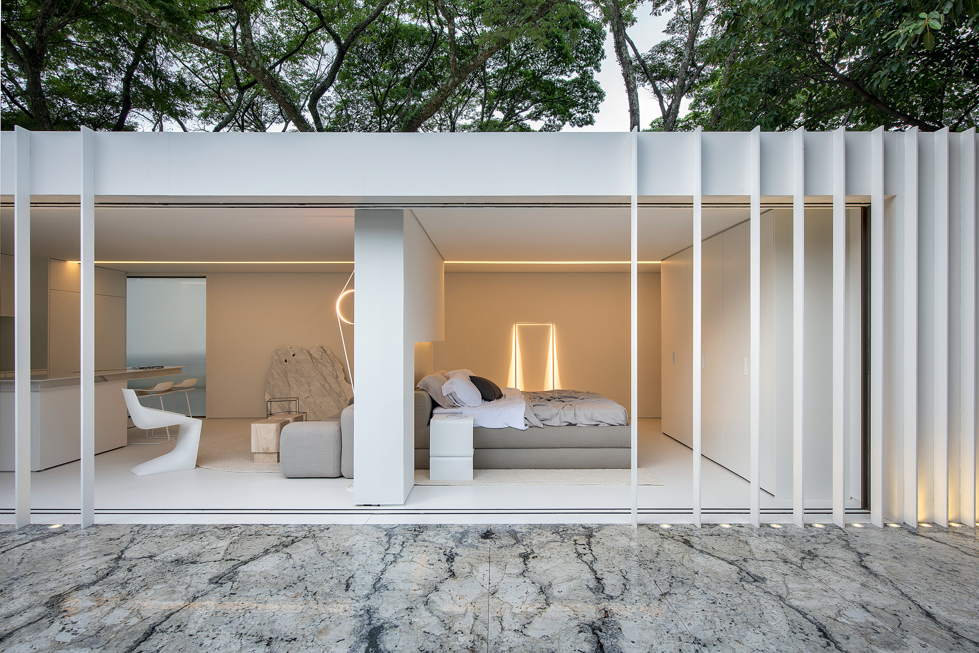 Casa Contêiner Cosentino - Marilia Pellegrini. Em seu projeto com bases sustentáveis e foco em reaproveitamento de materiais, dois contêineres foram acoplados para dar vida a uma casa de 60m², que conta com living, cozinha e lavanderia integrados, além de uma suíte com um banheiro incrivelmente confortável. Os ambientes foram tomados por tons de branco, clima minimalista e peças de grandes designers, como Oki Sato, que traz sofisticação surpreendente ao espaço. A casa contêiner conta ainda com uma área externa de 100m² com piso em Granito White Lava, uma horta hidropônica auto irrigável e um inconfundível jardim de bambus.