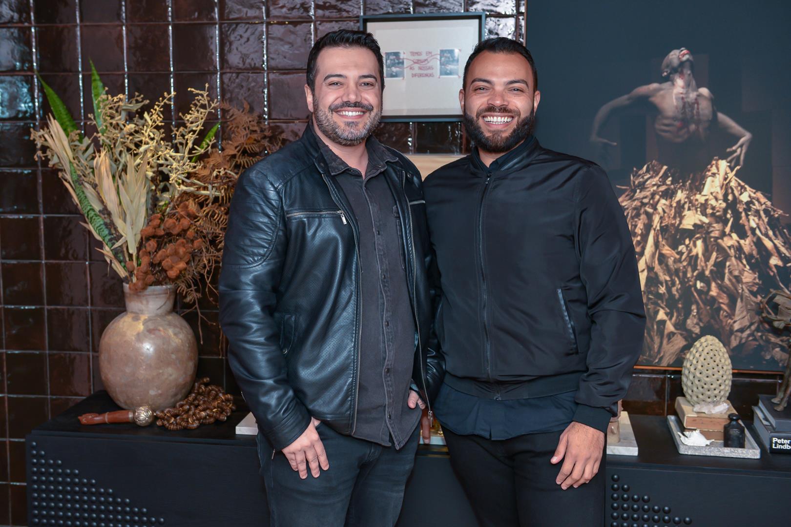 Jairo Lopes e Pedro Tessarollo, no ambiente Sala Cor de Pele