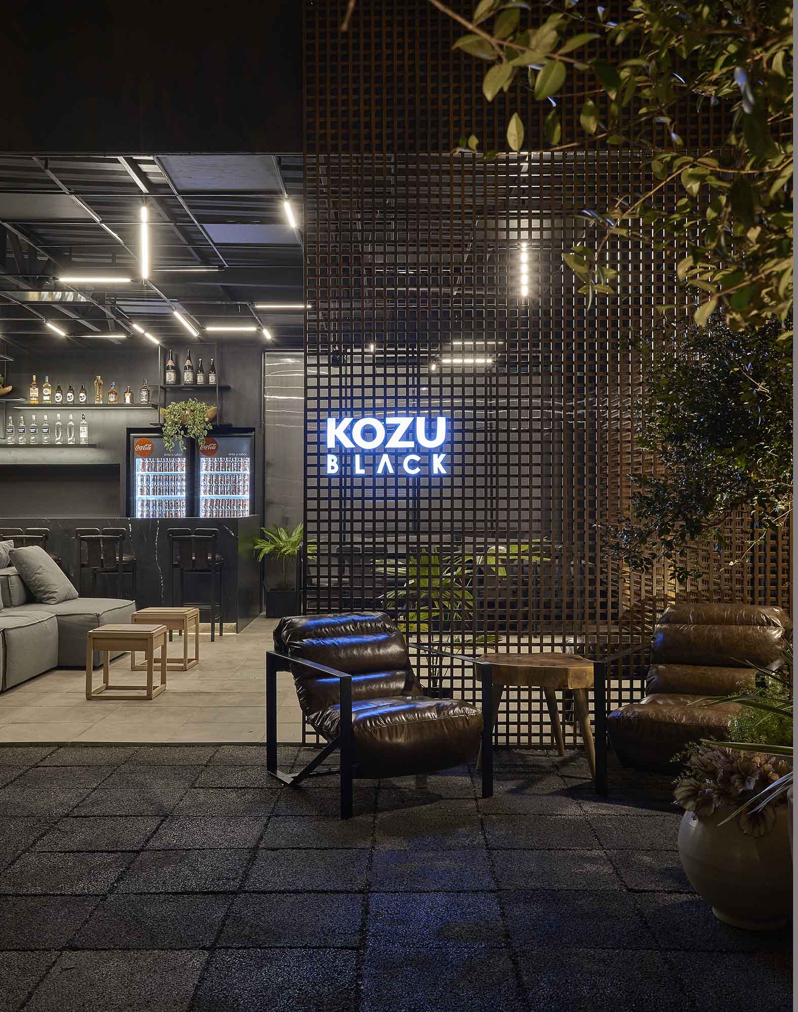 André Lenza - Kozu BLACK. Este bar e restaurante contemporâneo estava na CASACOR Goiás. Para conceber um ambiente sem barreiras, o arquiteto utilizou o muxarabi na fachada. A trama apaga a fronteira entre interior e exterior, além de criar lindos desenhos à luz do dia.