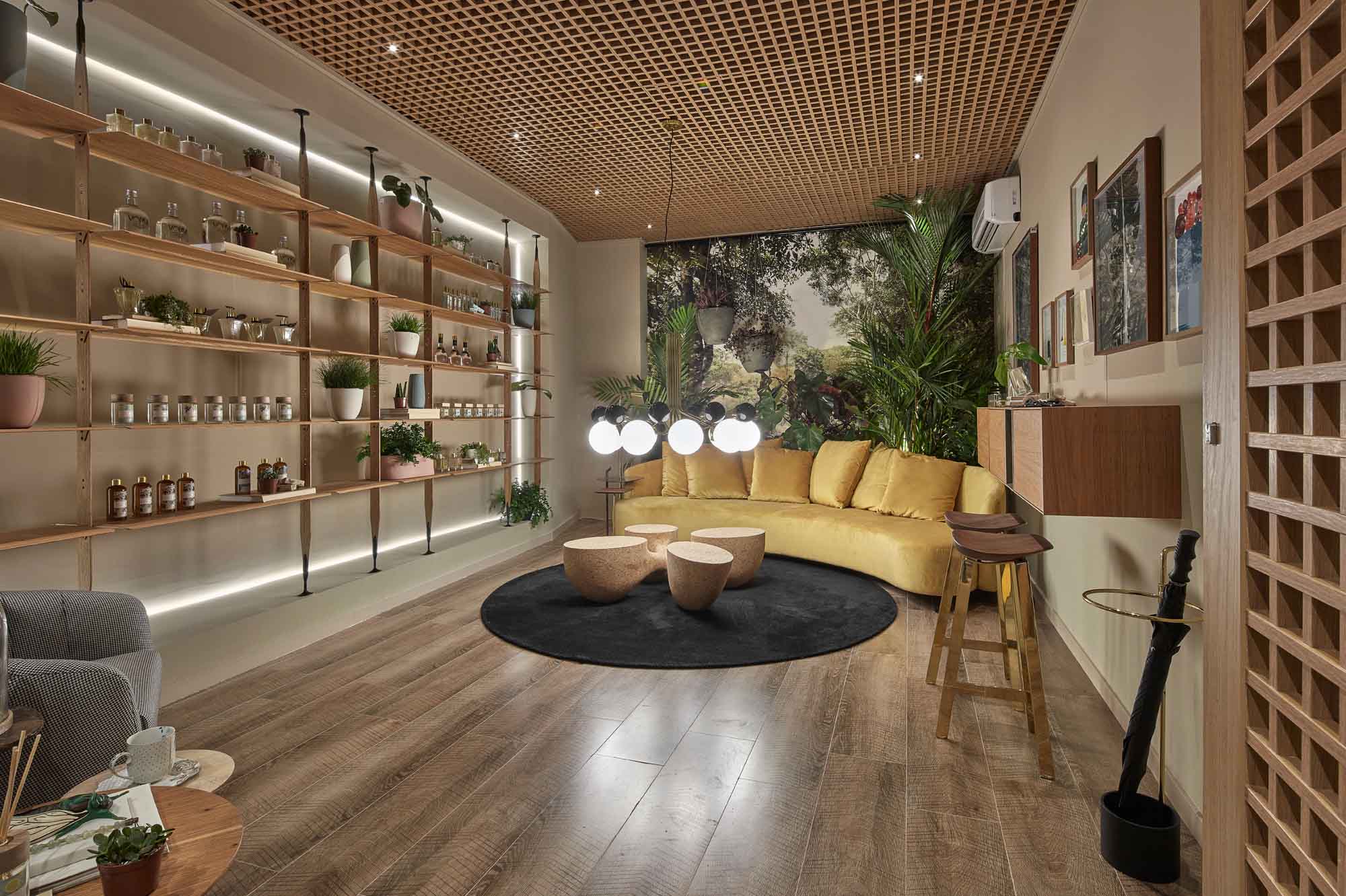 Elisa Veloso e Lissa Azevedo - Boutique de Aromas. Na CASACOR Goiás, a dupla de profissionais inova ao aplicar o muxarabi no teto. O elemento também se repete na porta e conversa com a arquitetura contemporânea do espaço, caracterizada pela mistura de elementos.