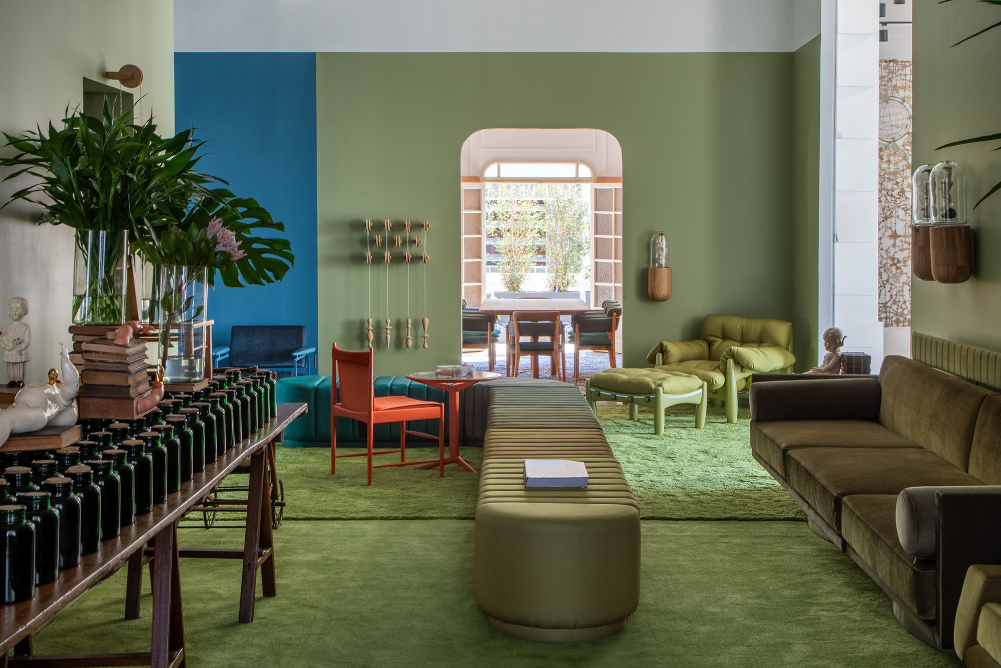 Leo Romano - Clube Leo. Em sua primeira participação na CASACOR Rio, o arquiteto traz sua interpretação do azul e do verde, considerados cores cariocas. Elas predominam em diversos tons, delimitando cenários com referências à infância e ao imaginário de Leo. O mobiliário contemporâneo reúne desde móveis dos irmãos Campana a peças de coleções de Romano. Sem contar a poltrona Mole, um clássico de Sérgio Rodrigues em uma cor jamais vista.