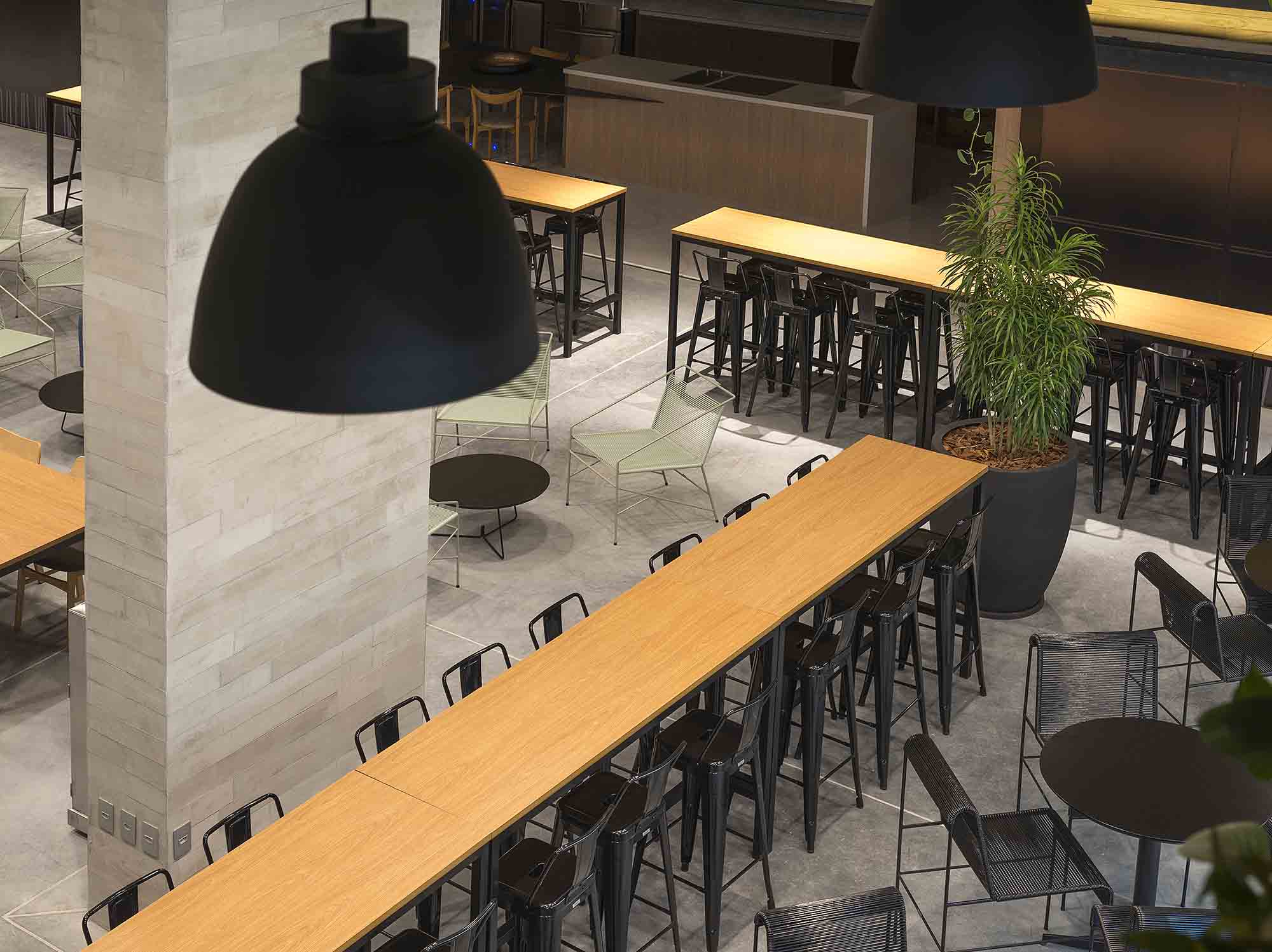 Pátio Milano - Tais Marchetti Bonetti, Giovani Bonetti e Luiz Fernando Zanoni. Com 560 m², a proposta é que o espaço se transforme em ponto de encontro inspirado pela diversidade na gastronomia. Metal, madeira e tons de concreto compõem a arquitetura do ambiente, que assume um ar industrial. O layout amplia as possibilidades de aproveitar o espaço, oferecendo desde lounges até mesas de diversos tipos: coletivas, bistrô, convencionais.