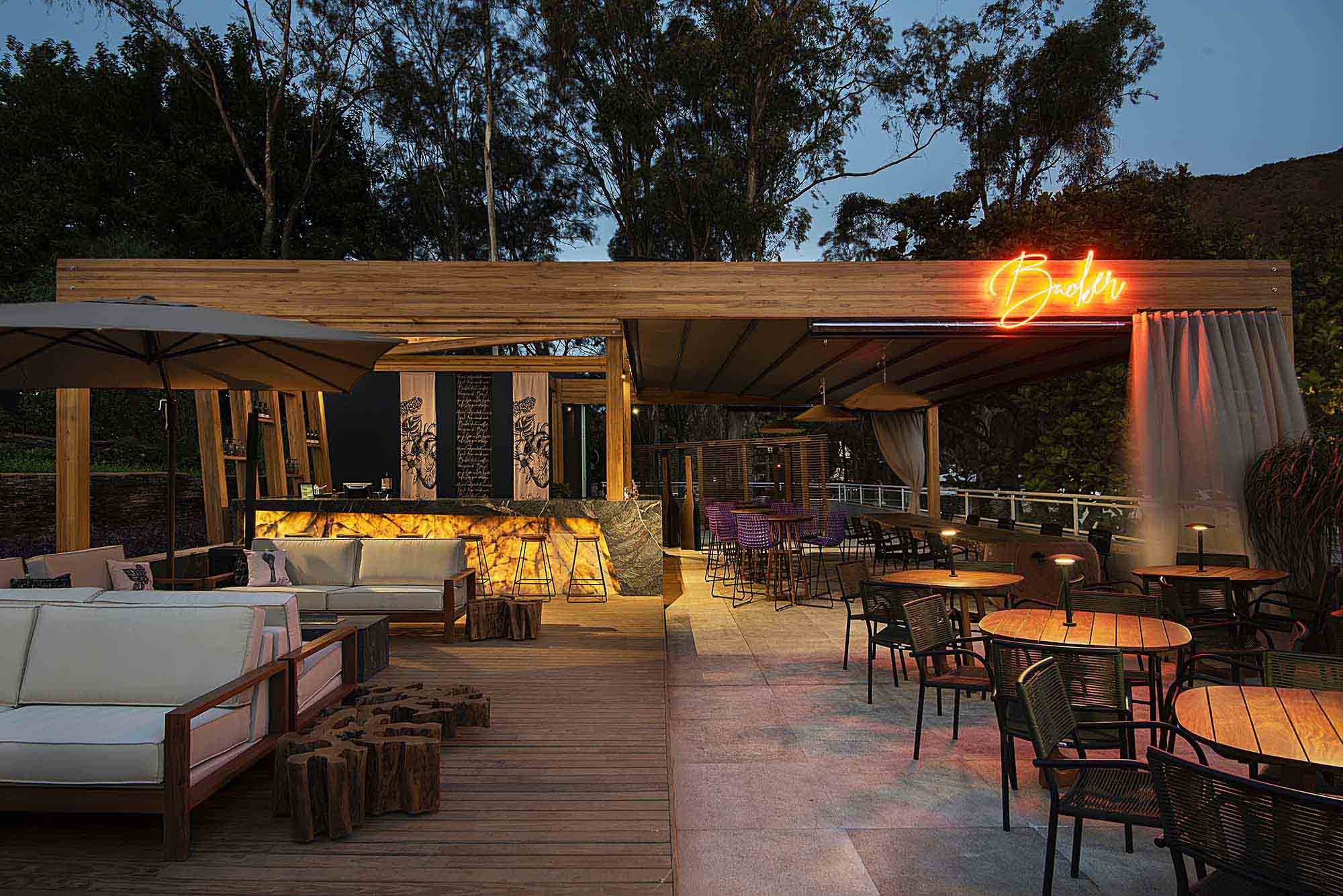 Angelo Coelho e Cristina Morethson - Mirante Becker. Quase como um observatório da Serra do Curral e do Palácio das Mangabeiras, o mirante foi construído com quatro ambientes que se completam: o lounge, o terraço, o bar e uma área de bistrô. Materiais naturais como pedras e madeira estruturam o mobiliário, assim como a cobertura, feita em madeira laminada e vidro habitat refletivo, que reduzem o calor e diminuem o ruído.