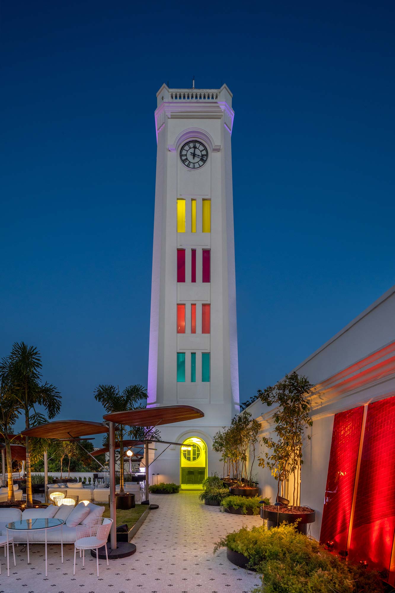 Antes mesmo de entrar na mostra, a intervenção do artista plástico Marcelo Catalano, na Torre do Relógio, conta com iluminação de Maneco Quinderé, tecidos Uniflex e curadoria de Vanda Klabin. A obra deu ainda mais evidência à torre, construída em estilo art déco nos primeiros anos da década de 1920.