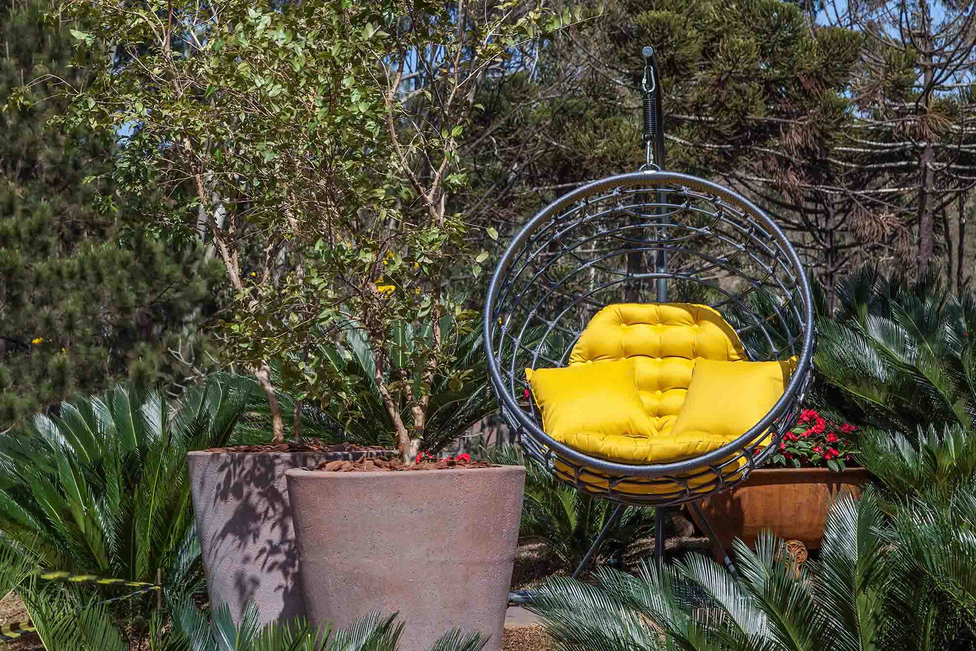 Vera Valenzuela - Jardim de Vasos. Os conjuntos de vasos artesanais de ferro fundido foram dispostos de forma aleatória, para compor um jardins peculiar. Eles revelam a alegria das flores impatiens vermelhas. O ambiente também reúne um jardim vertical que alterna orquídeas, chifres de veado, renda portuguesa e oncídios, criando um volume que atua como isolante térmico e acústico.