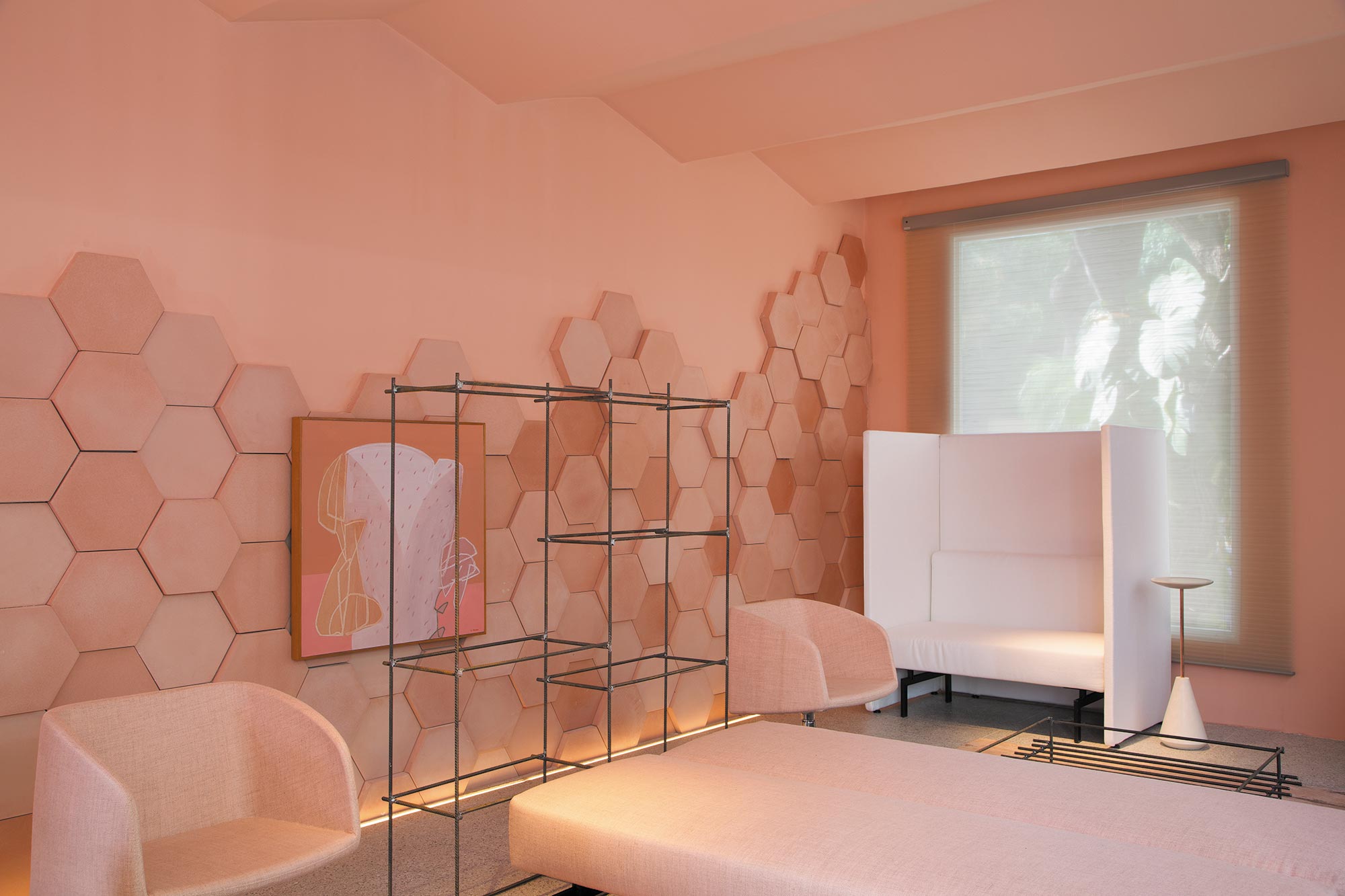 Em Pernambuco, o escritório Diogo Viana Arquitetos é responsável pelos 33 m² com a atmosfera da paleta “blush”, tons corais. O Office Bar CASACOR é ponto de encontro para tratar de negócios, com mobiliário corporativo, modulares e flexíveis. Um apoio de bar usa a excentricidade da pedra exclusiva Elegant Brown e iluminação cênica. Uma parede em alto-relevo de peças cimentícias hexagonais dão identidade ao projeto. Destaque para os cobogós Mãos, dos Irmãos Campana.