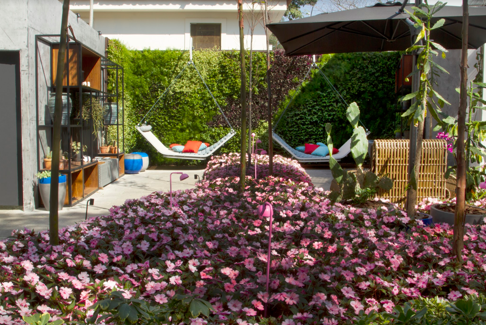 CASACOR São Paulo 2019. Jardim da Passarela - Mauro Contesini. O espaço de 80 m² foi pensado como um lugar de descanso. A parede verde traz o aconchego da natureza, destacando os balanços.