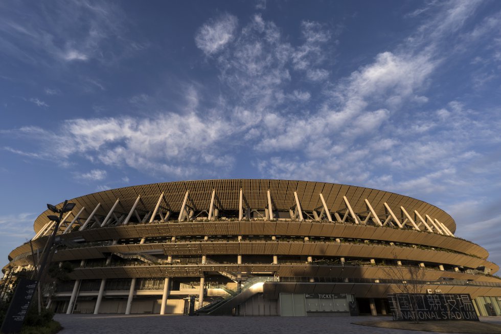 Com uma estrutura inteira em madeira e aço, o Estádio Nacional começou a ser construído em 2016 com intenção de incentivar consciência ambiental. Assim, o projeto de Kengo Kuma além de se encaixar na natureza do local, traz também vegetação em toda sua construção. Construído para os primeiros Jogos Olímpicos em Tóquio, foi reformado para abrigar em 2020 as cerimônias de abertura e encerramento, os jogos de futebol e atletismo.