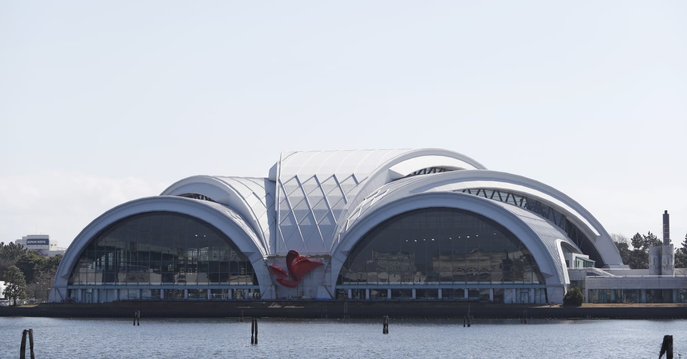 Os arcos característicos do Centro de Polo Aquático Tatsumi estão em Tóquio desde 1990, quando foi desenhado pelo escritório japonês Environment Design Institute. A instalação será utilizada para competições de natação e outros esportes aquáticos.