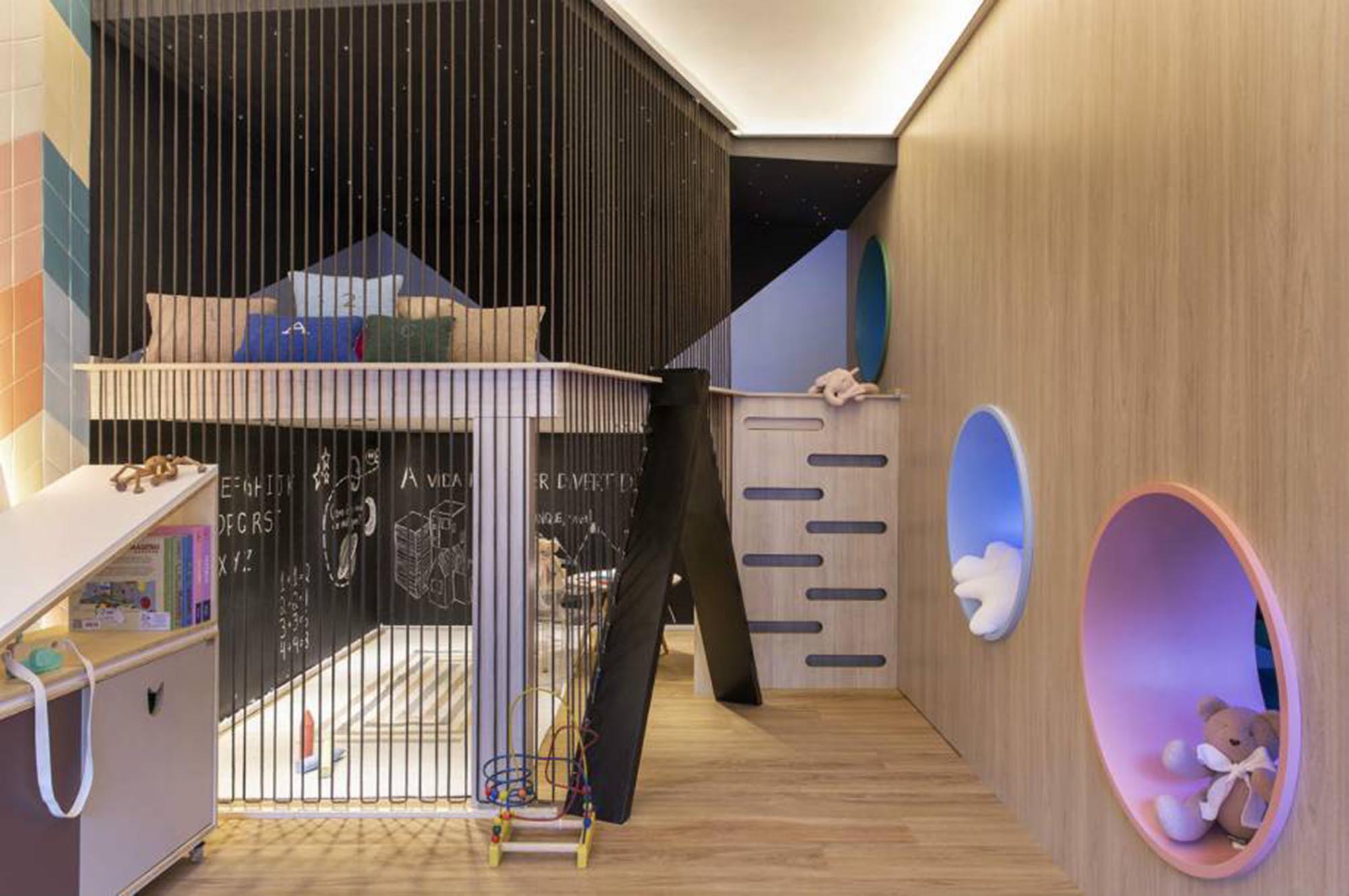 CASACOR Ribeirão Preto - Espaço Kids - Ângela Dorascenzi e Lao Design - Brincar e brincar. Ângela visitou escolas e parques em Amsterdam e na bagagem, trouxe a inspiração afinada com os conceitos de acessibilidade e sustentabilidade. A iluminação de fibra ótica cria o efeito de céu estrelado. Os brinquedos são da Lao design.