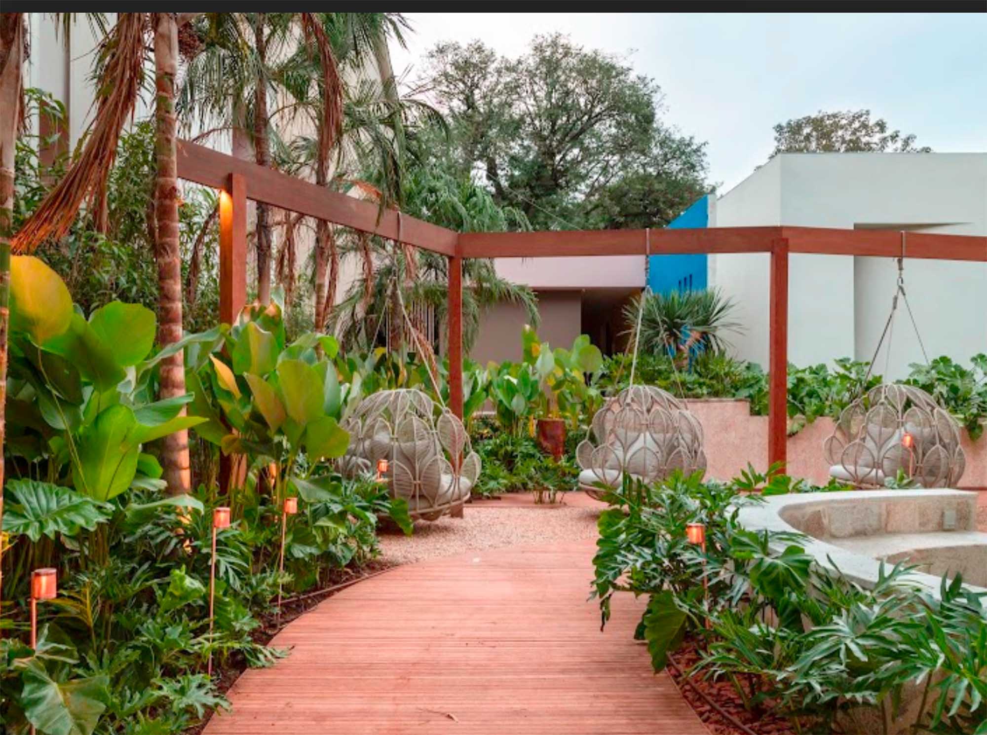 CASACOR São Paulo 2019. Jardim Elementar - Kalil Ferre Paisagismo. O Jardim Elementar tem como ponto de partida a interação entre o homem e a natureza. Além do lounge. Há também um espaço lúdico, criado com três cadeira suspensas assinadas pelo designer brasileiro Sérgio Matos.