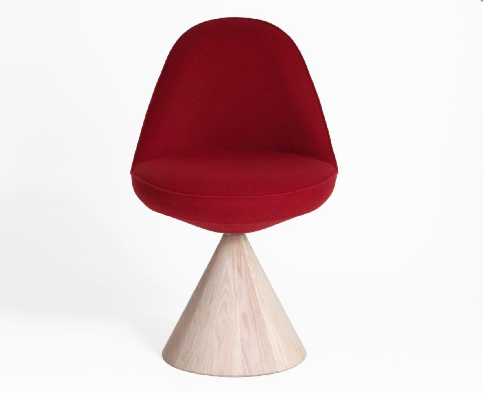 A cadeira com uma base giratória geométrica de madeira é o novo projeto da dupla ítalo-dinamarquesa GamFratesi assinou para Porro.
