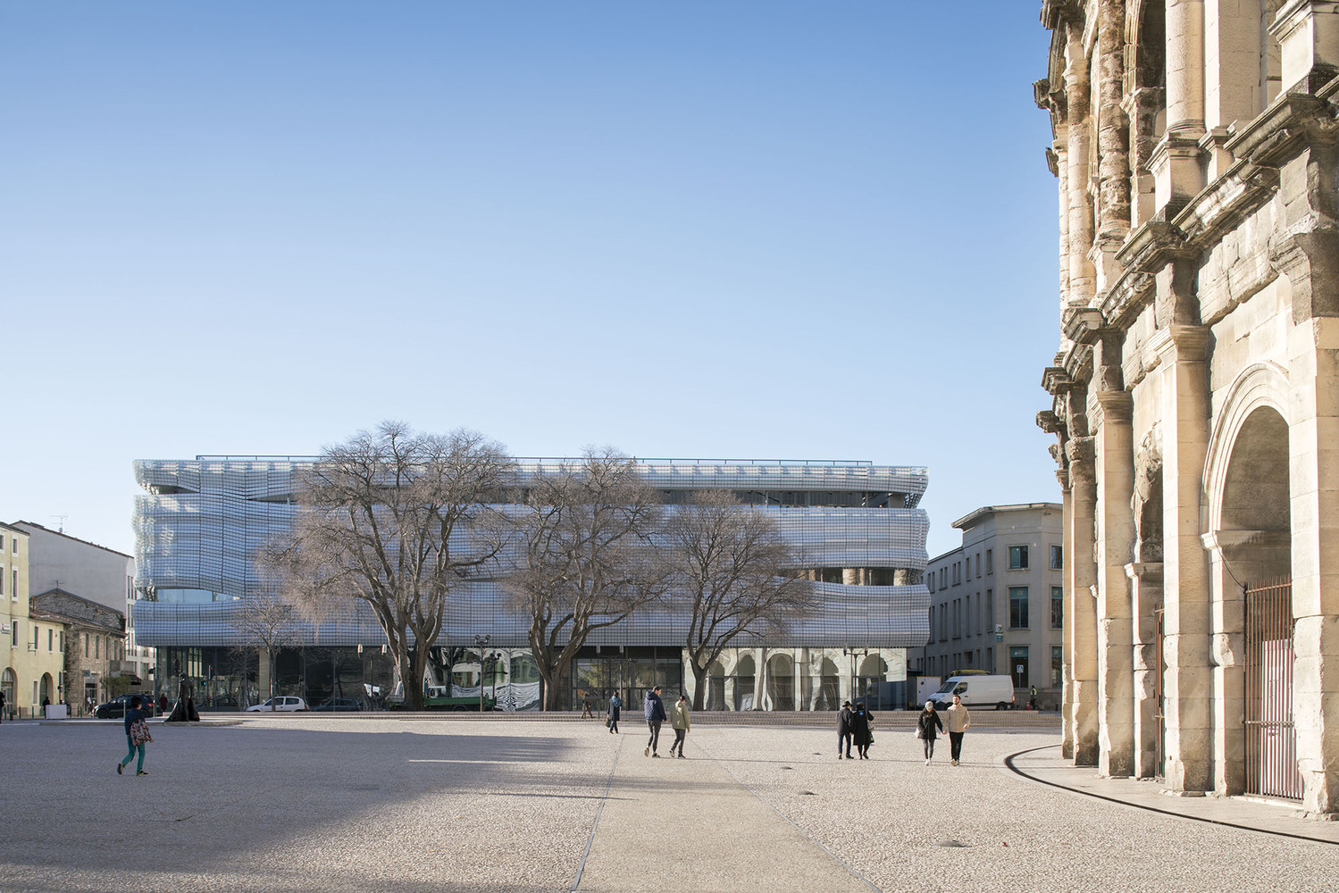 Museu da Romanidade de Nîmes- Elizabeth de Portzamparc - França. O “Musée de la Romanité”, em Nîmes, na França, foi projetado pela arquiteta e urbanista brasileira Elizabeth de Portzamparc, vencedora em 2012 do concurso internacional promovido pela prefeitura da cidade.