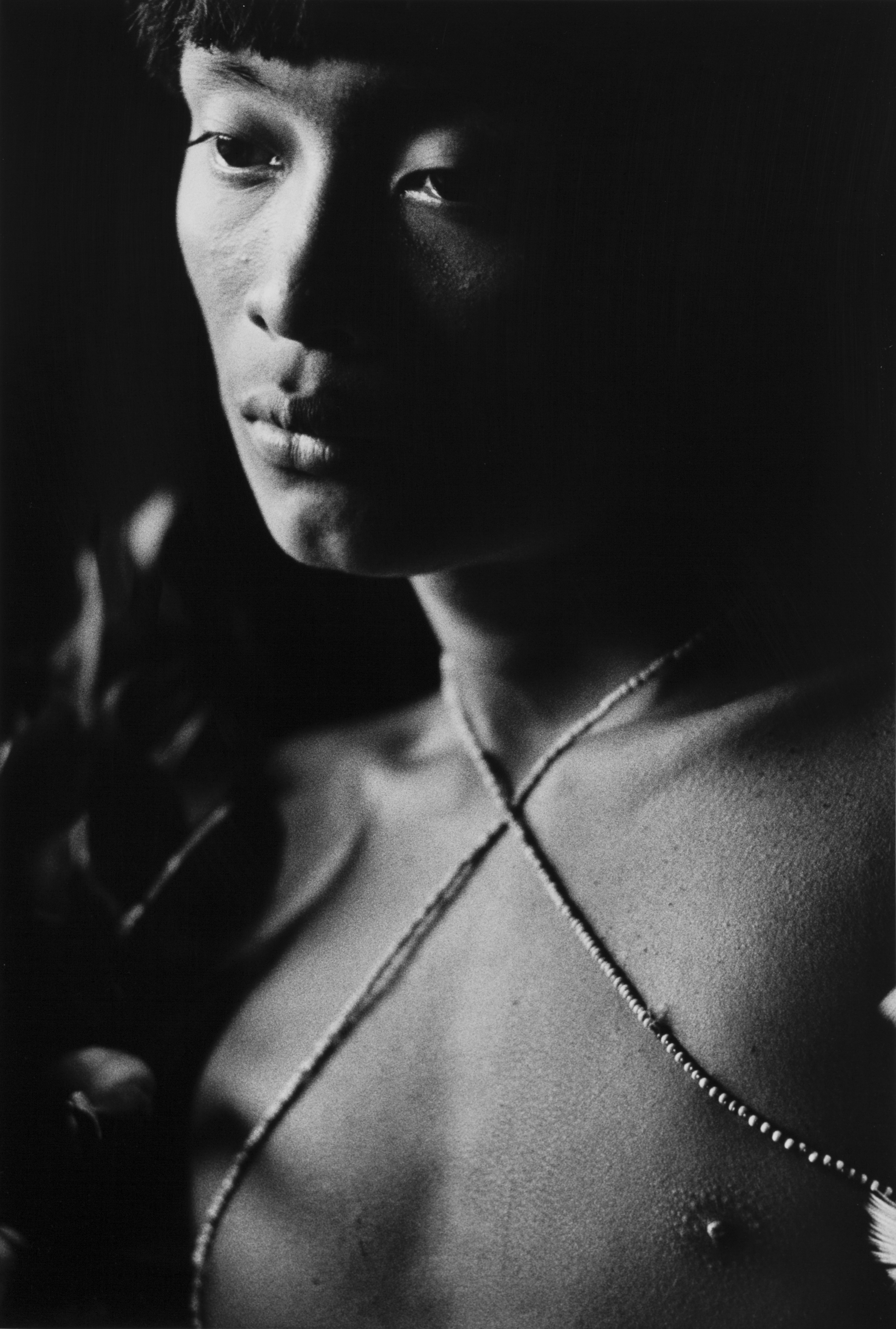 Yanomami da Série a Casa (1974-1976) - Claudia Andujar<div id="gtx-trans" style="position:absolute;left:-26px;top:38px;"><div class="gtx-trans-icon"></div></div>