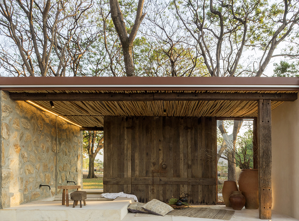 Pausa... - Angela Castilho Arquitetura. Um espaço dedicado ao autoencontro, ao respiro, ao descanso, à pausa. O projeto de Angela Castilho e Alex Rodrigues, apresenta o estilo Wabi-Sabi, que busca o encontro com o essencial, respeita as imperfeições e engrandece detalhes da natureza.