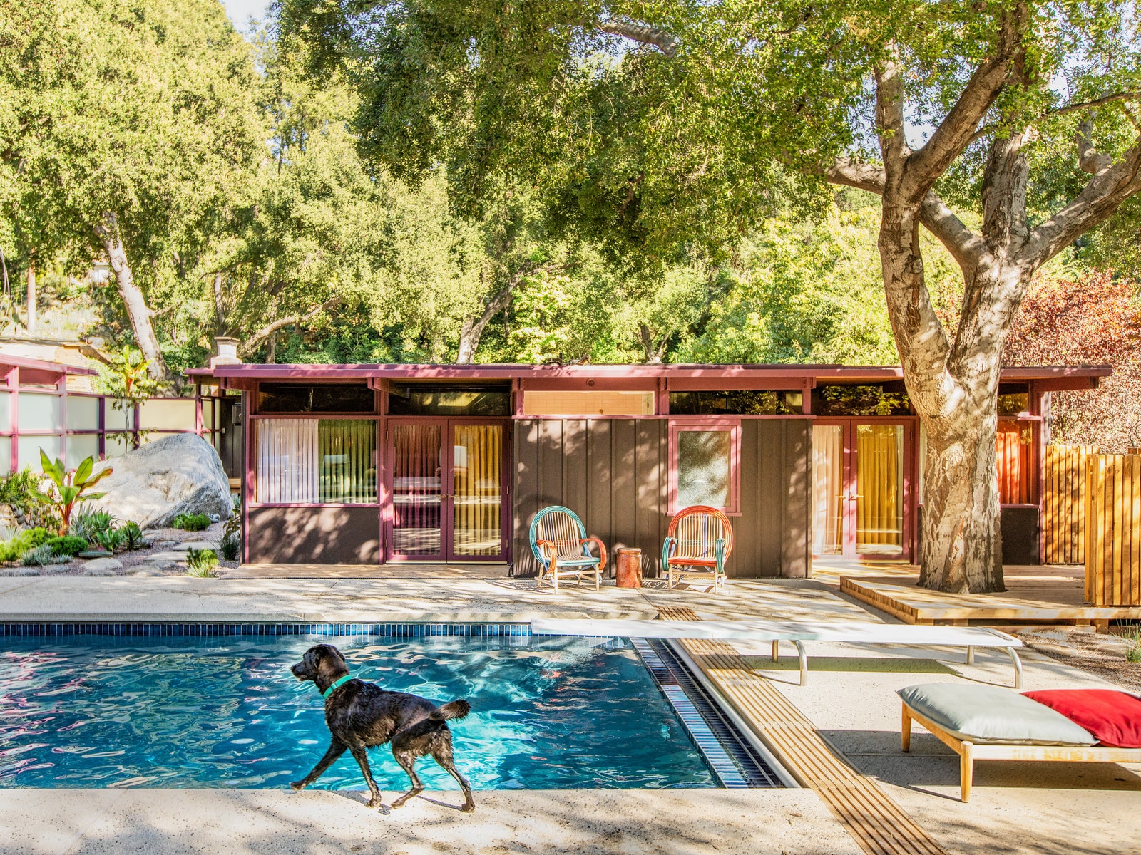 Esta casa foi projetada pelo arquiteto Frances Merrill. As áreas externas possuem uma mistura viva e rica de cores e texturas. A piscina é cercada por poltronas de bambu e carvalho além de um jardim que mistura estilo japonês e plantas da Califórnia.