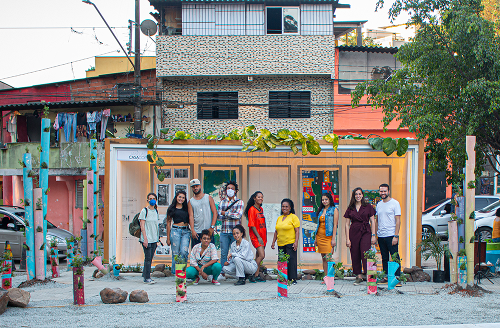 Artistas e arquitetos posam na frente da Galeria Fazendinhando