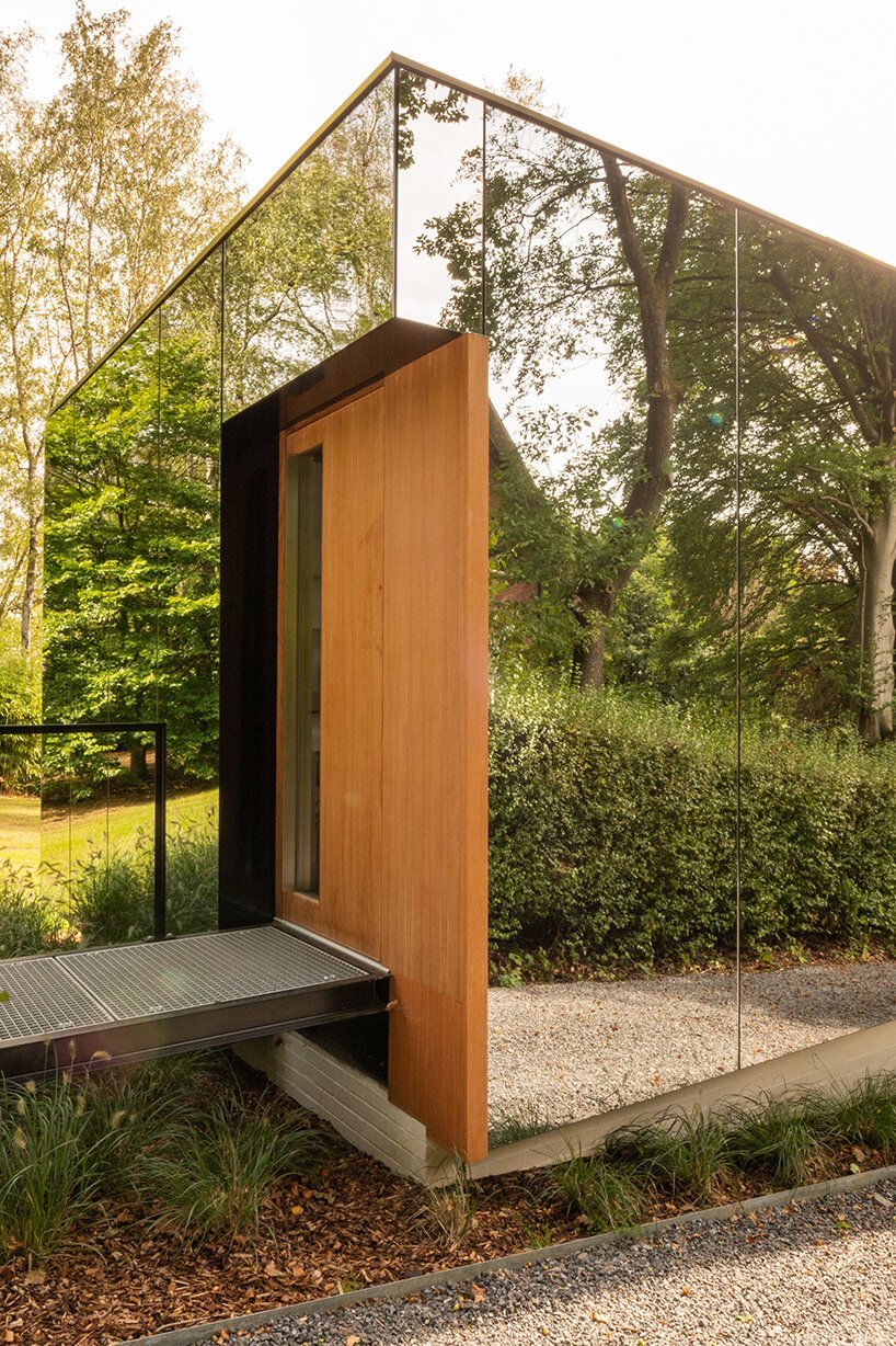 Porta de entrada de madeira do escritório da MIA Arquitetura