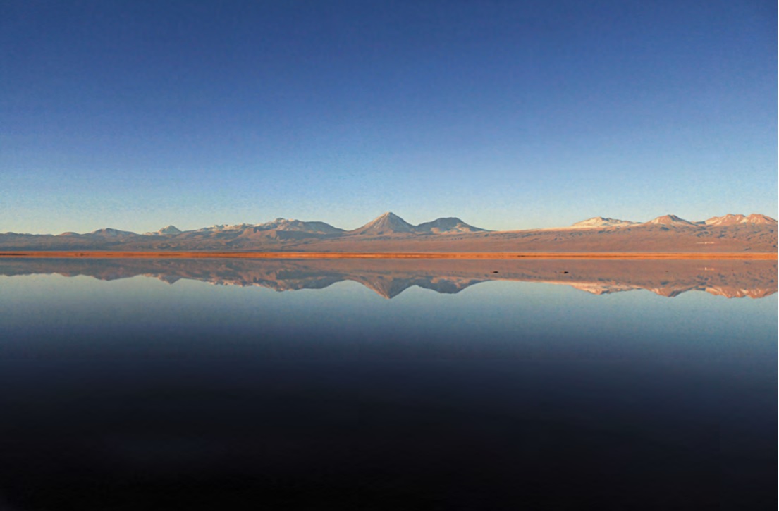 Paisagem de montanha e céu azul refletida em lado