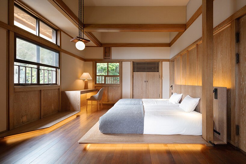 Quarto do hotel em madeira com cama de casal baixa