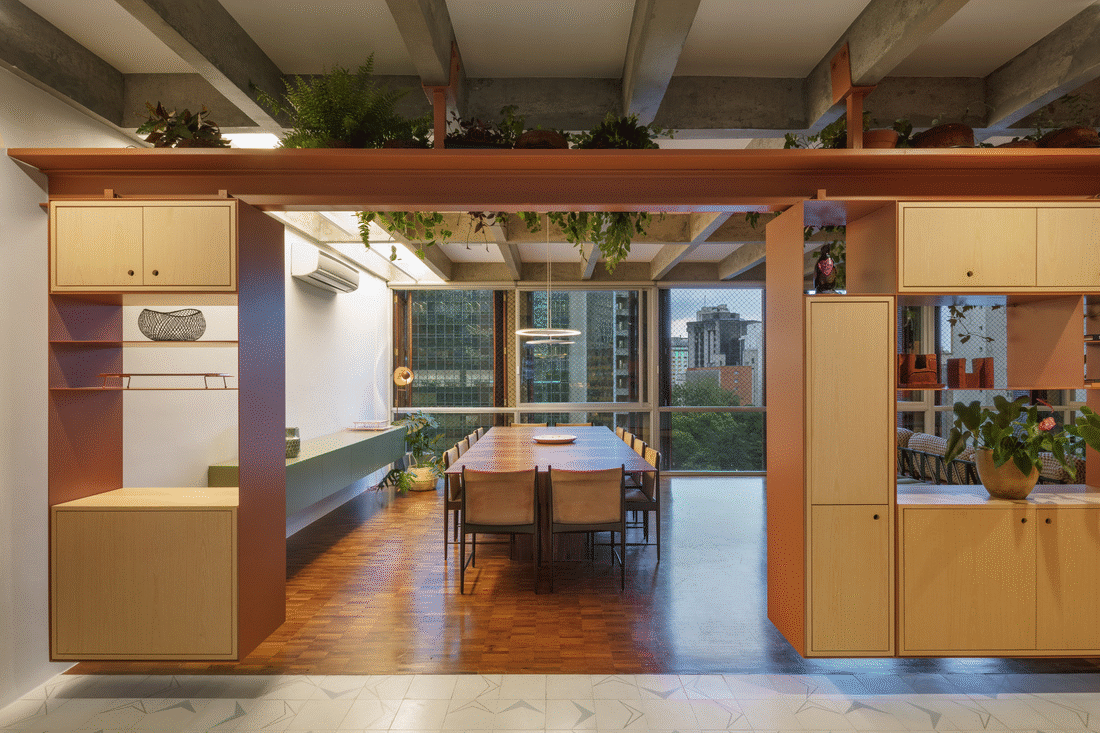 Apartmento AMRA7 do Piratininga Arquitetos Associados + Bruno Rossi Arquitetos. Os móveis se deslocam através de um trilho de madeira transformando o ambiente ampliado quando separados.