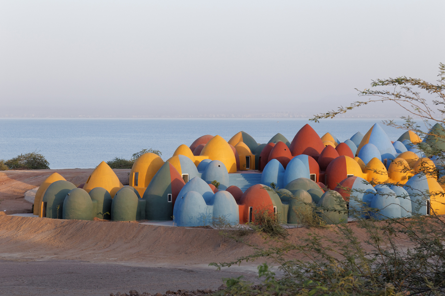 Complexo Majara, formado por cúpulas de areia colorida, no por do Sol