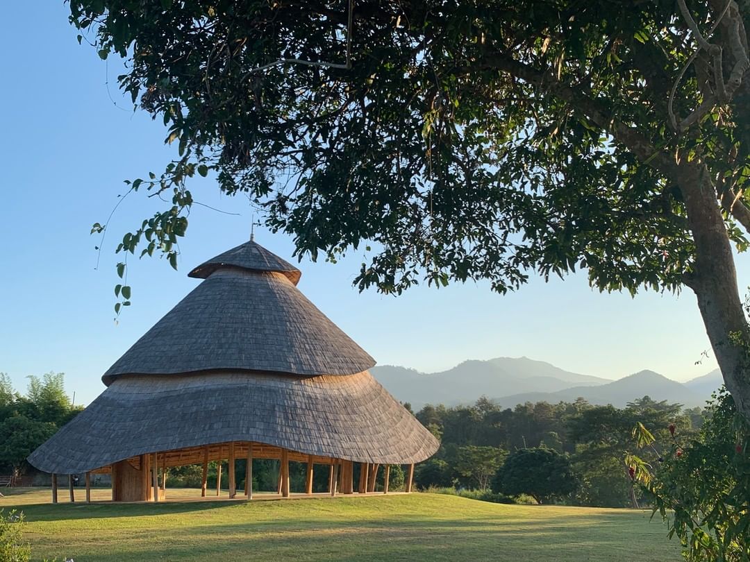 construção de casa com telhado e paredes em bambu