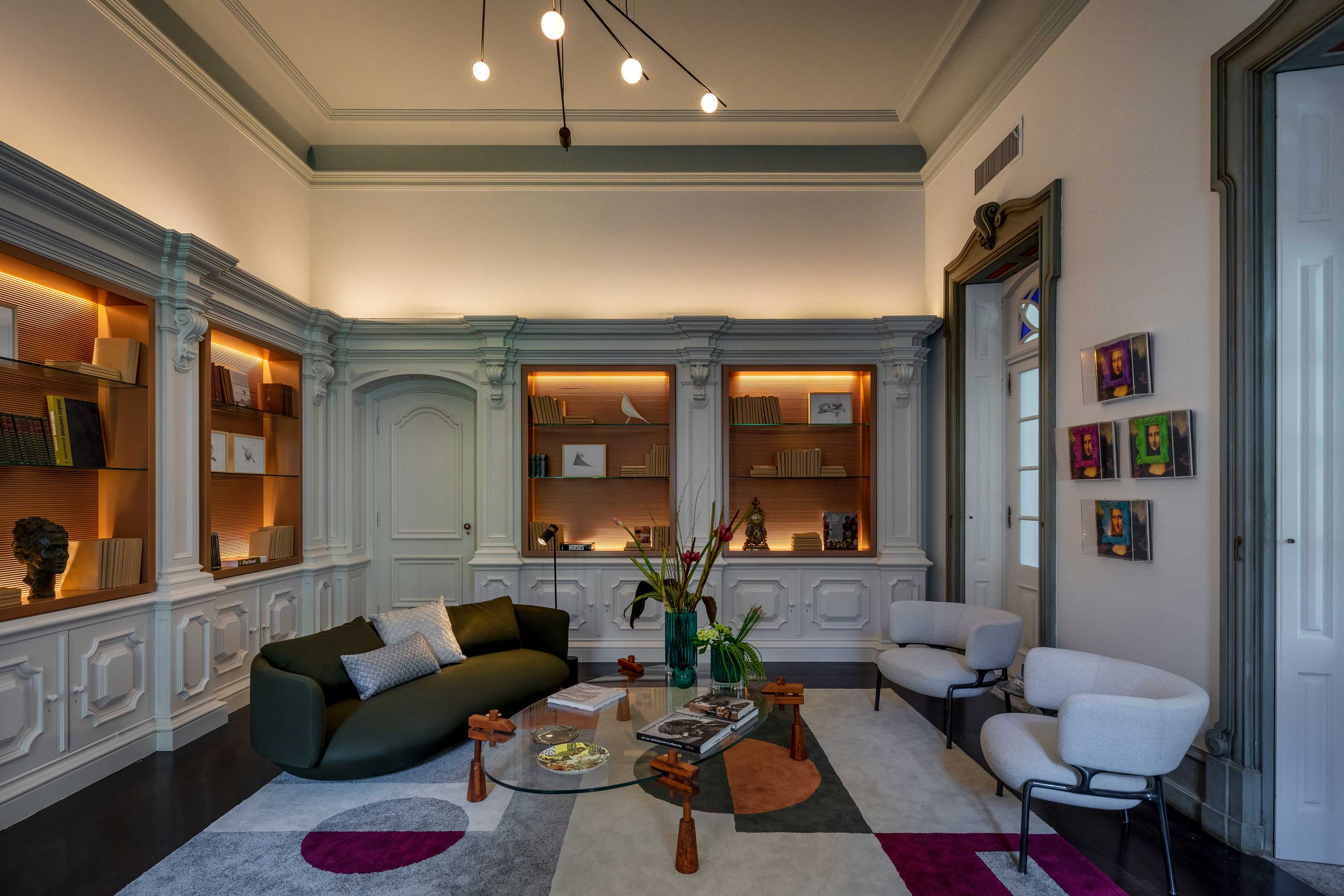 Na Biblioteca, Andréa Chicharo tirou partido da arquitetura original do século XIX e a modernizou com o mobiliário contemporâneo, que privilegiou designers brasileiros. Em destaque, o sofá baixo de Guilherme Wentz.