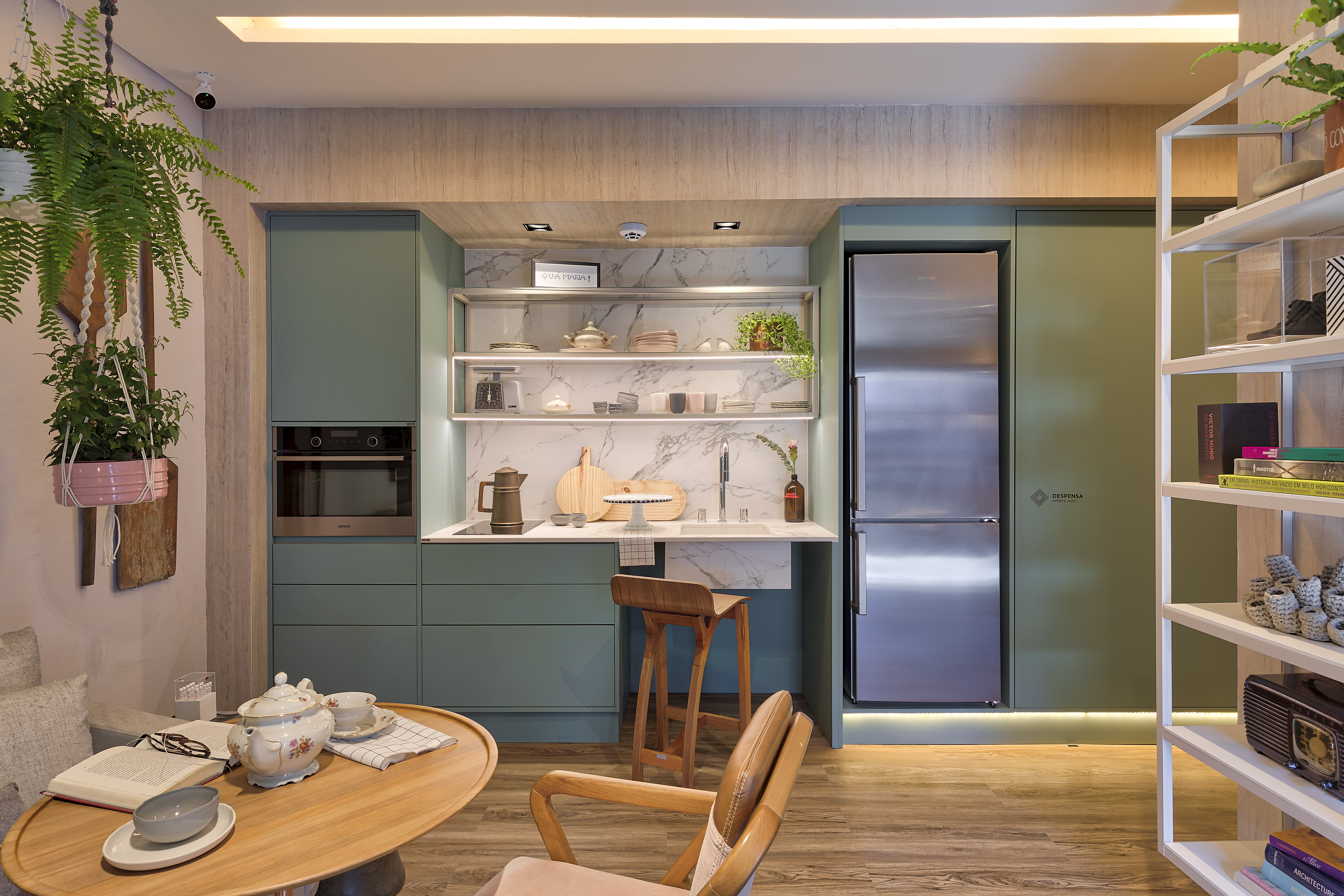 cozinha com móvel planejado em azul e espaço compacto