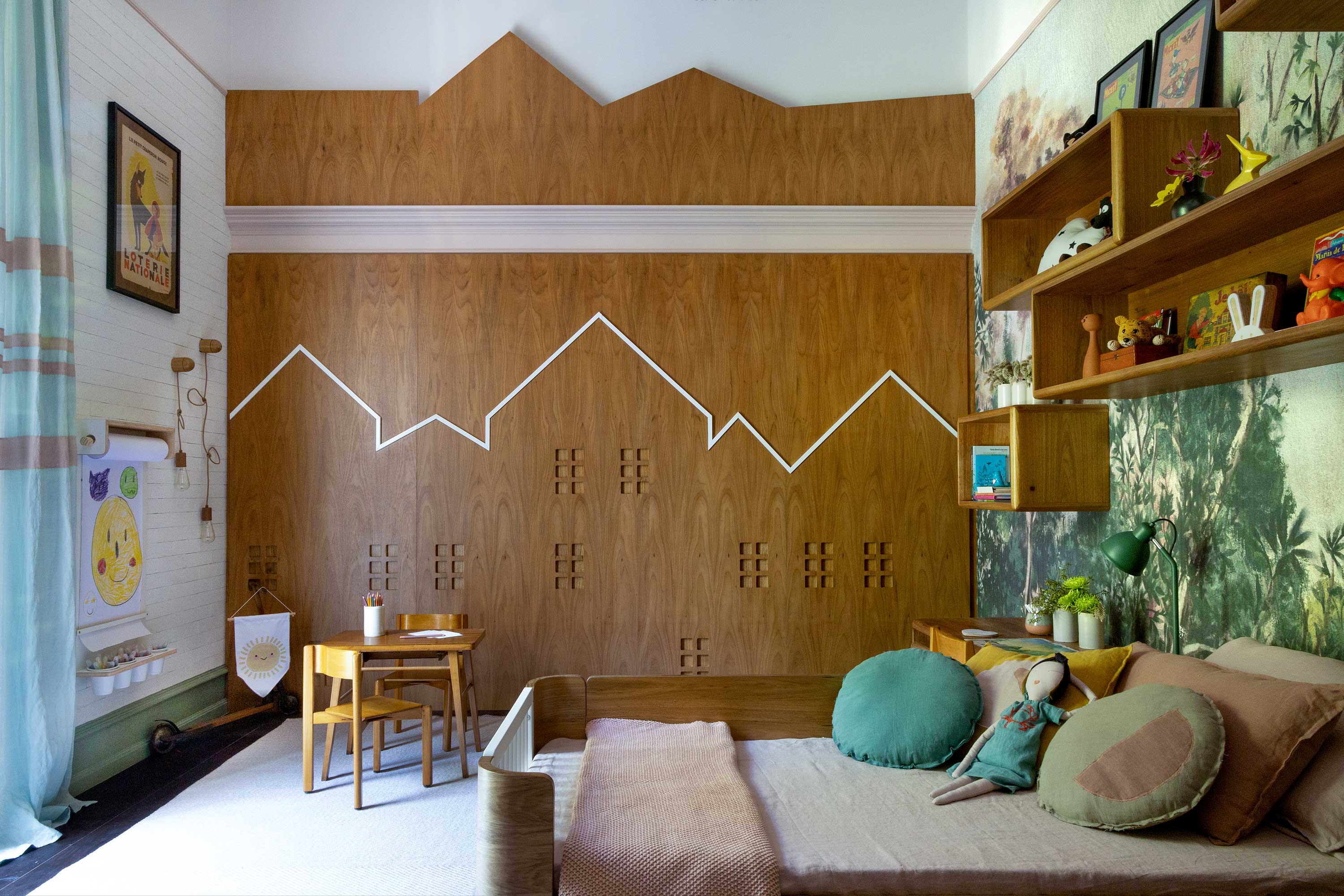 Paula Neder e Coletivo PN+ - Quarto da Julia - CASACOR Rio de Janeiro. No mundinho de uma menina cabem muitos espaços e todos aparecem aqui: estudar, descansar, ler, desenhar, brincar, se vestir e deixar a imaginação solta. A decoração atemporal permite a adaptação do mobiliário ao longo dos anos.