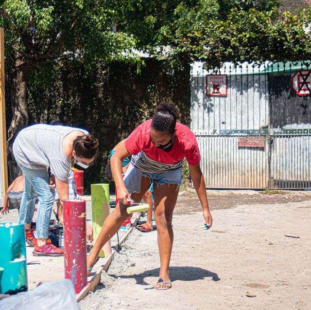 Pessoas ajudando na construção do container do Janelas CASACOR