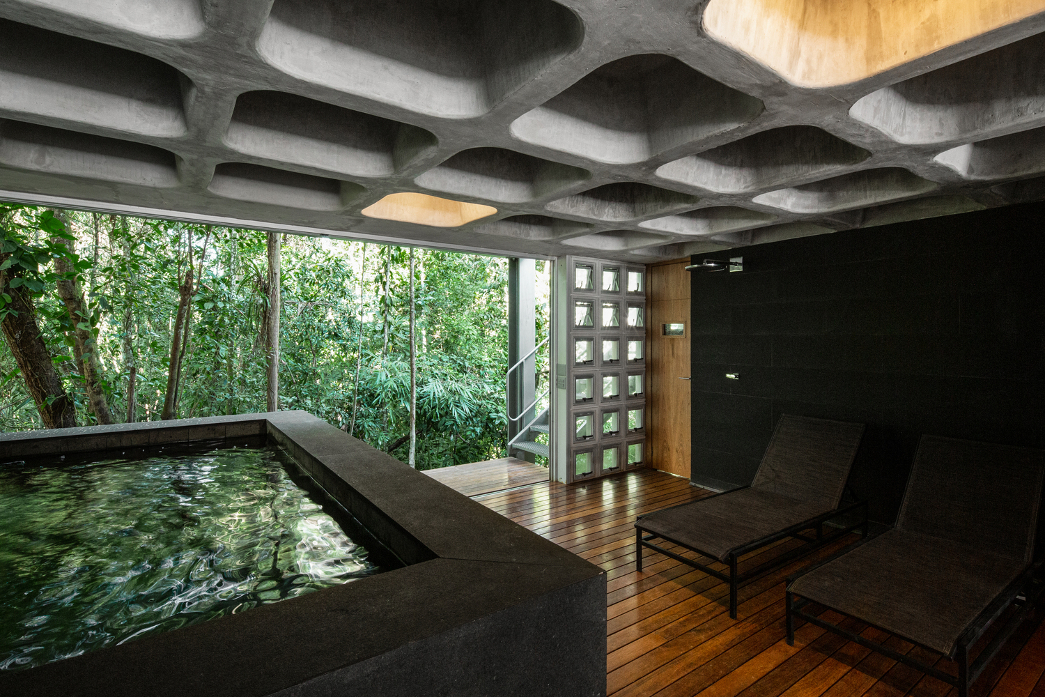 sauna piso superior com banheiro de ofuro e vista para a natureza