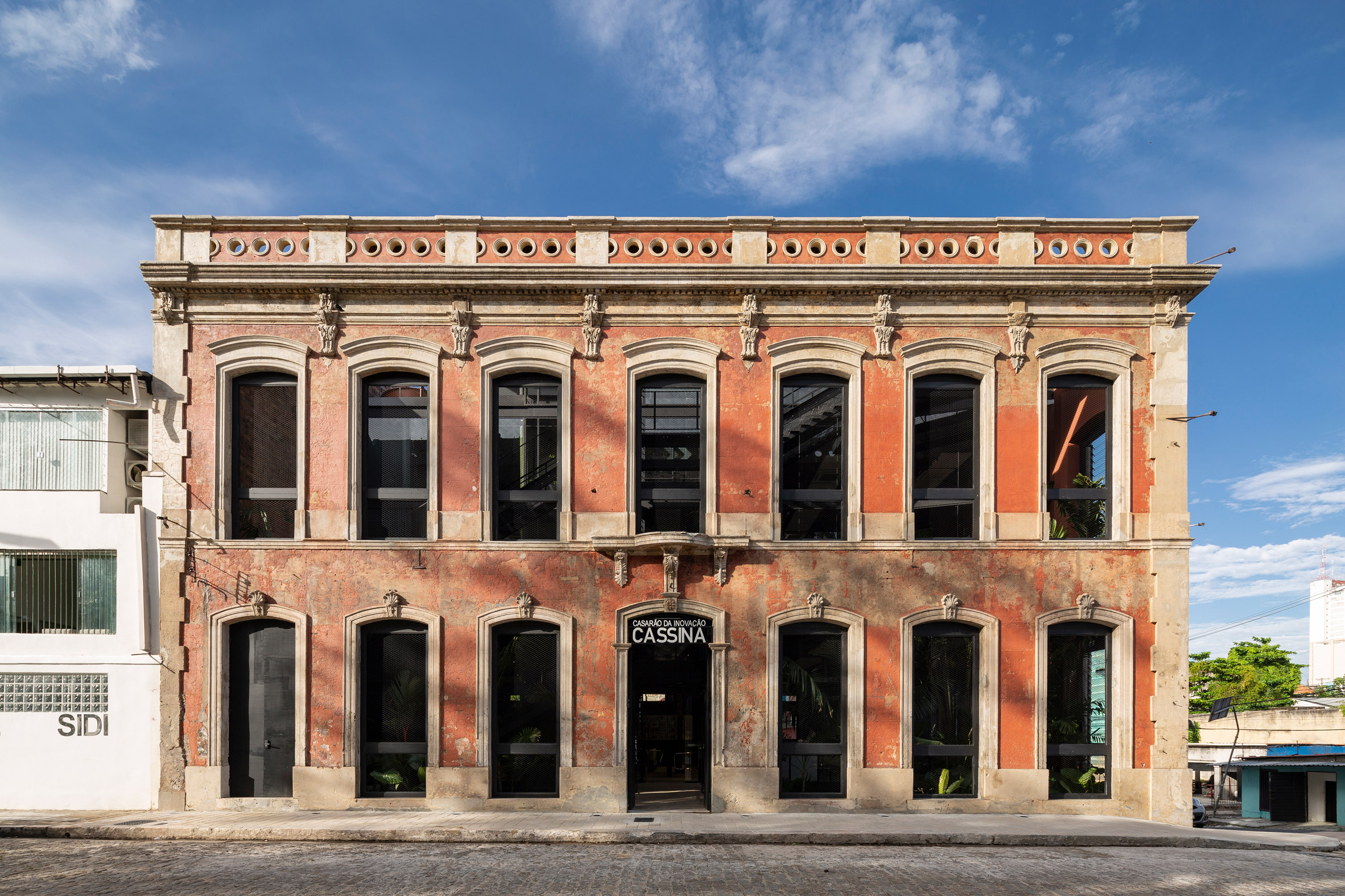 Batizado de Casarão da Inovação Cassina, o edifício de 125 anos em Manaus, capital do estado do Amazonas, que foi cuidadosamente revitalizado pelo estúdio Laurent Troost Architecture, agora funciona como um co-working, local de trabalho compartilhado.