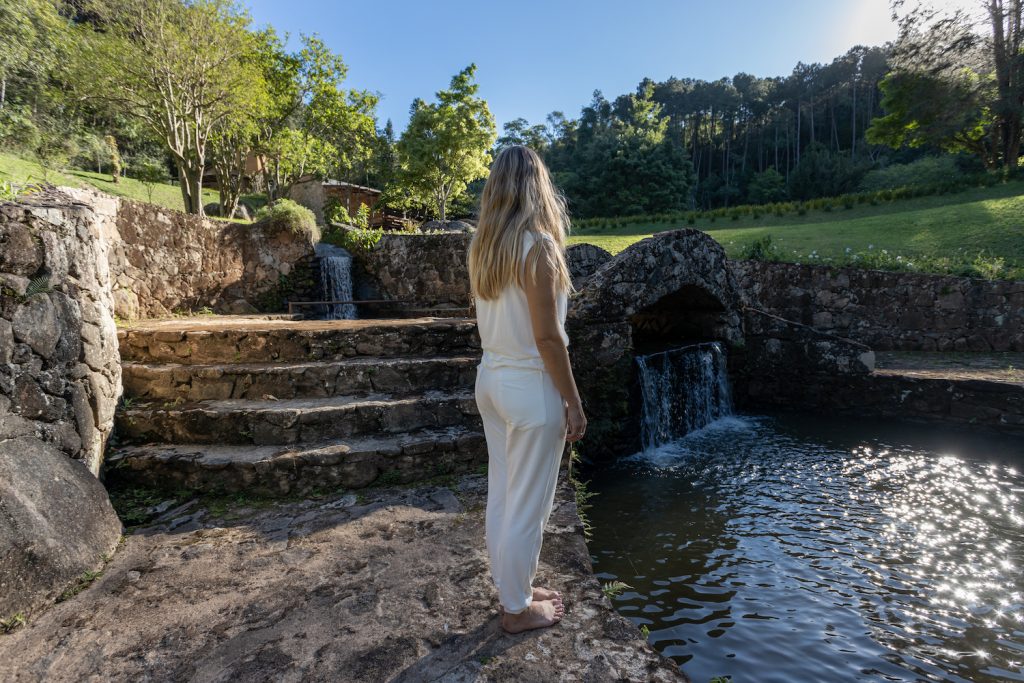 Villa Tanah foi projetado por Marcelo Selum, em São Roque (SP)