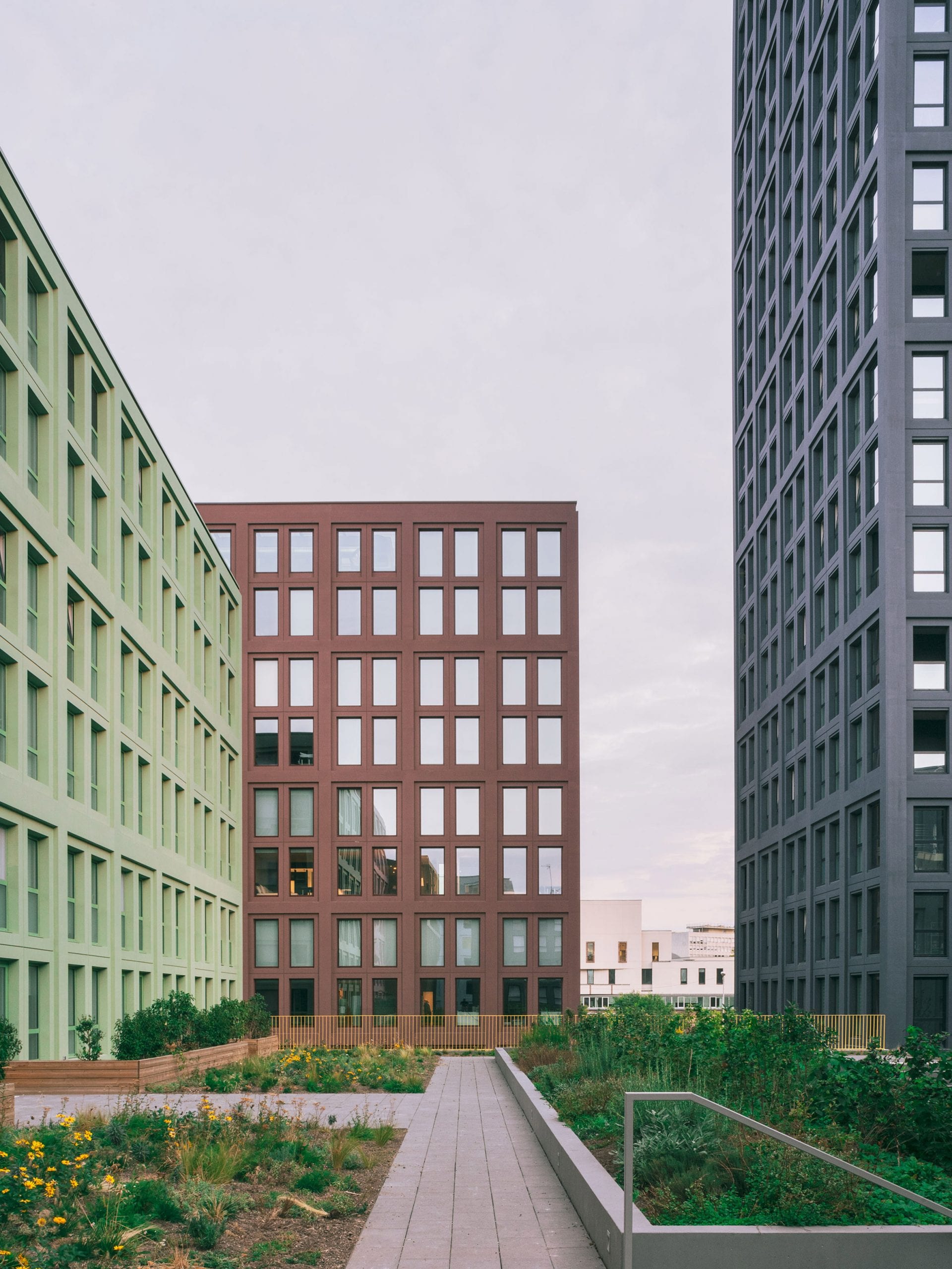 Prédio em tons pasteis localizado na França por Lan Architectures