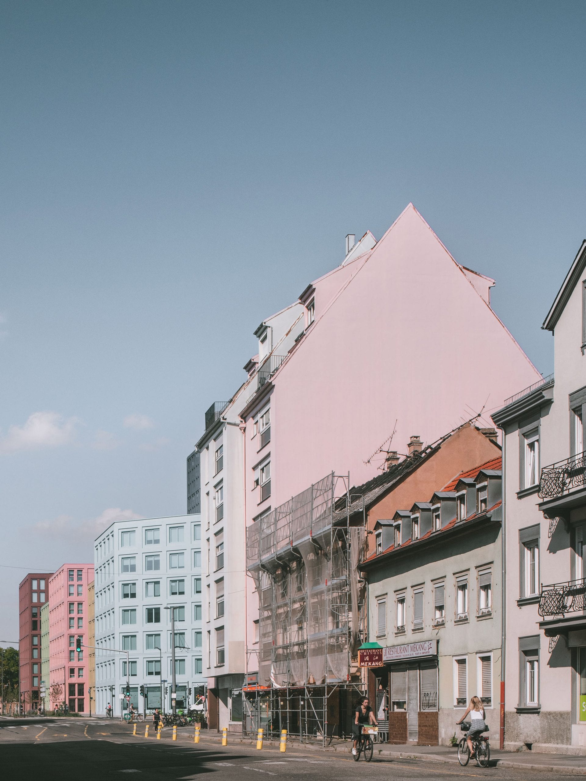 Prédio em tons pasteis localizado na França por Lan Architectures