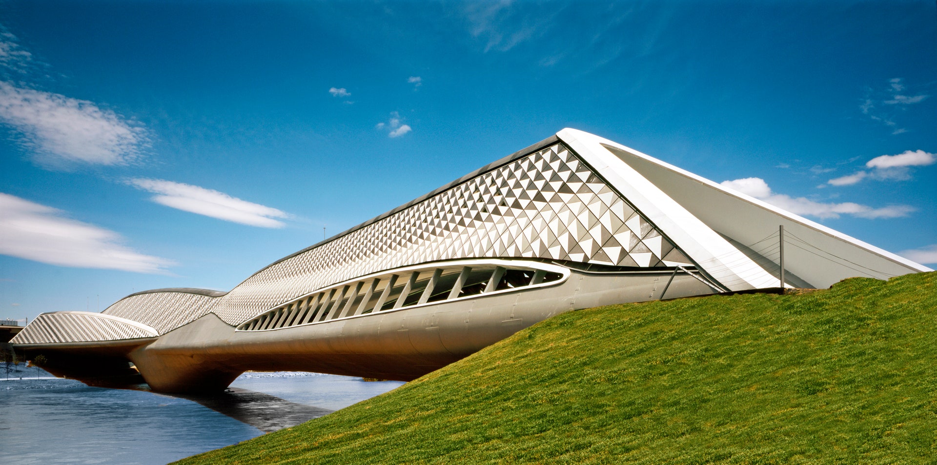 zaha hadid; projetos; arquitetura; concreto; aço;