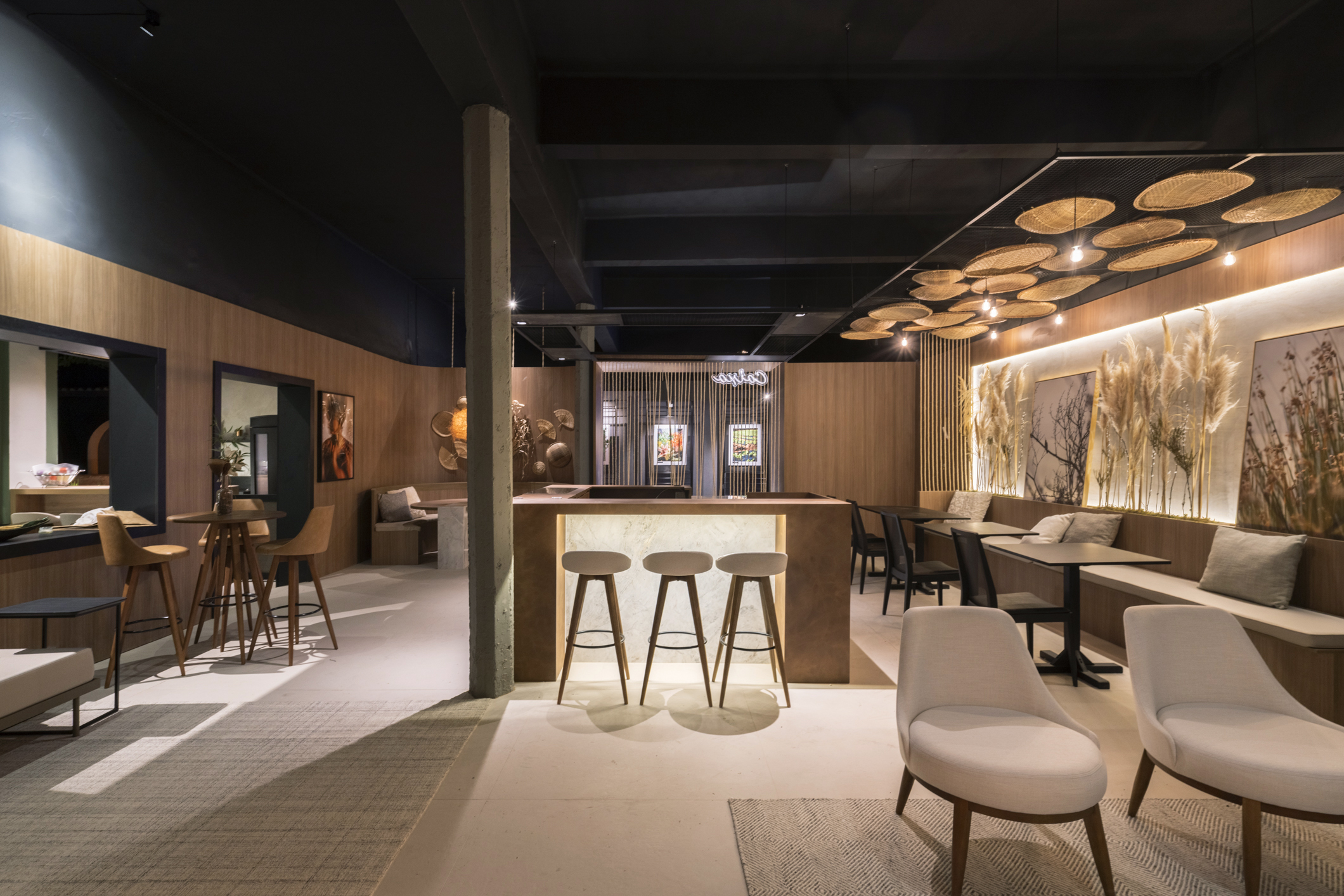 Sibemberg Pestana Arquitetura - Restaurante Arauco. O projeto tem o propósito de remeter às memórias afetivas, à comida caseira. Os revestimentos naturais privilegiam materiais brasileiros: palha, fibra, tapeçaria e folhas secas. As luminárias são feitas de peneira, madeira e fibras e mesas ao ar livre têm visão para o jardim.